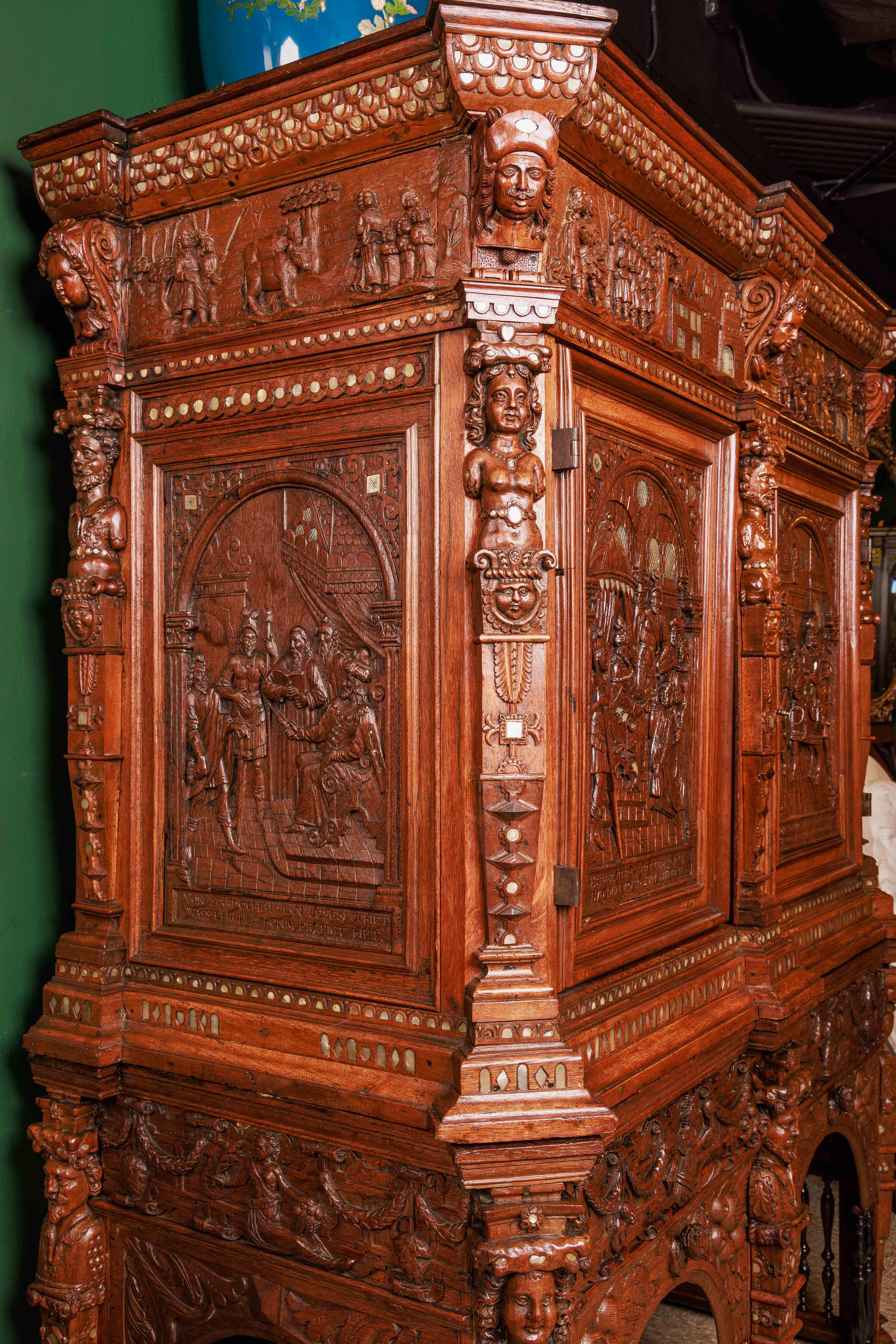 Rare et importante armoire en bois de chêne sculpté de la Renaissance 