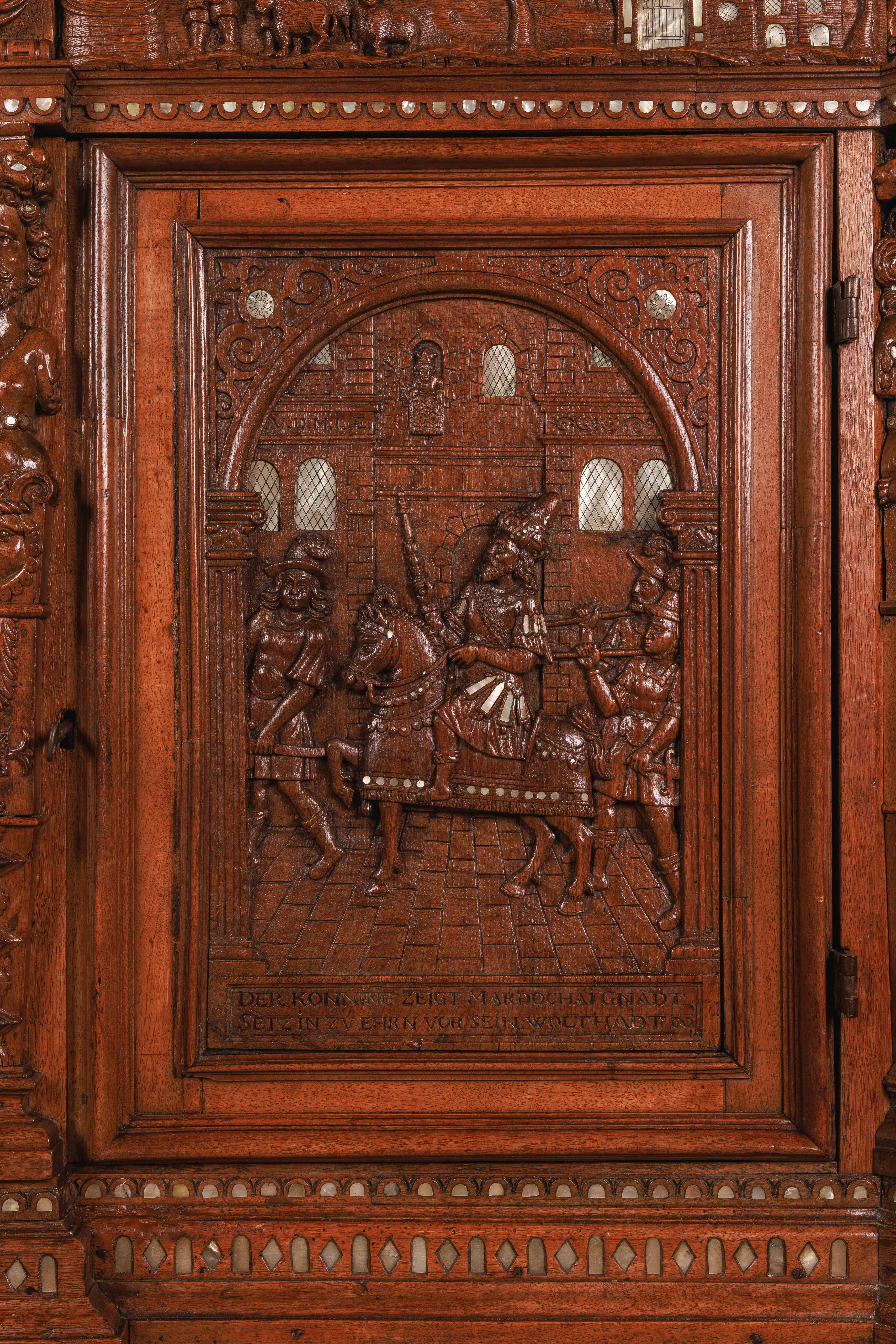 Rare et important cabinet en bois de chêne sculpté de la Renaissance 