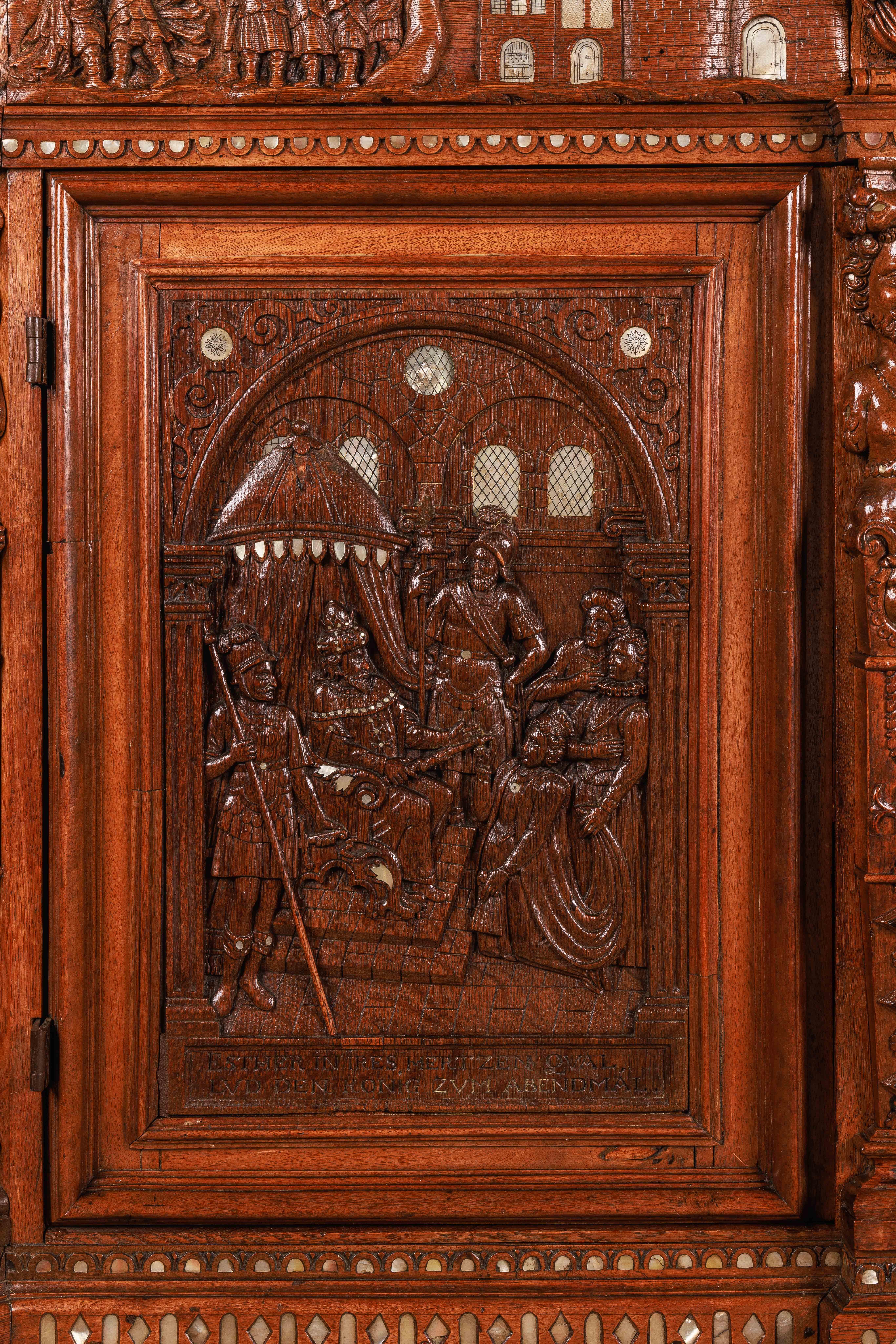 Allemand Rare et importante armoire en bois de chêne sculpté de la Renaissance 