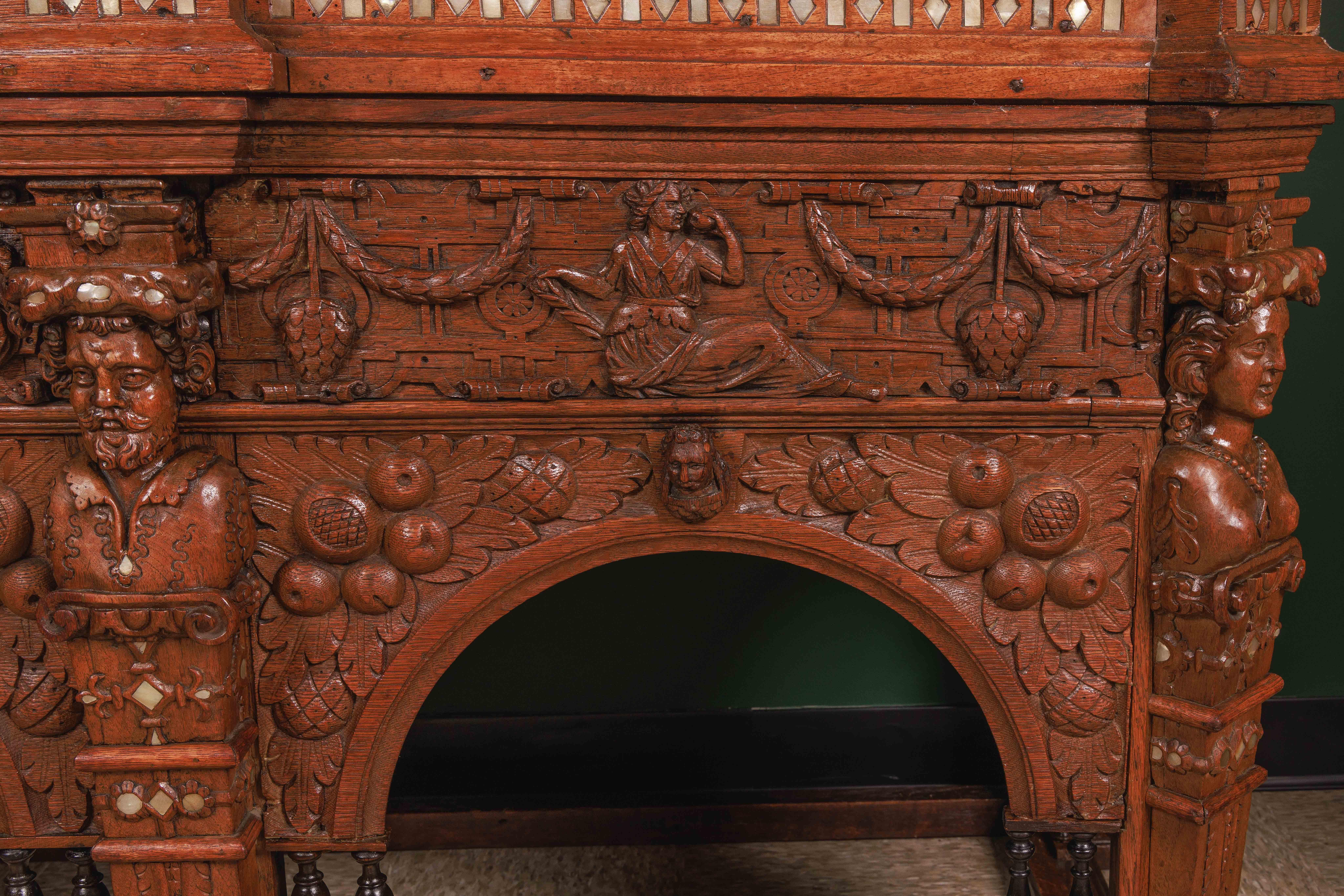 XVIIIe siècle et antérieur Rare et importante armoire en bois de chêne sculpté de la Renaissance 