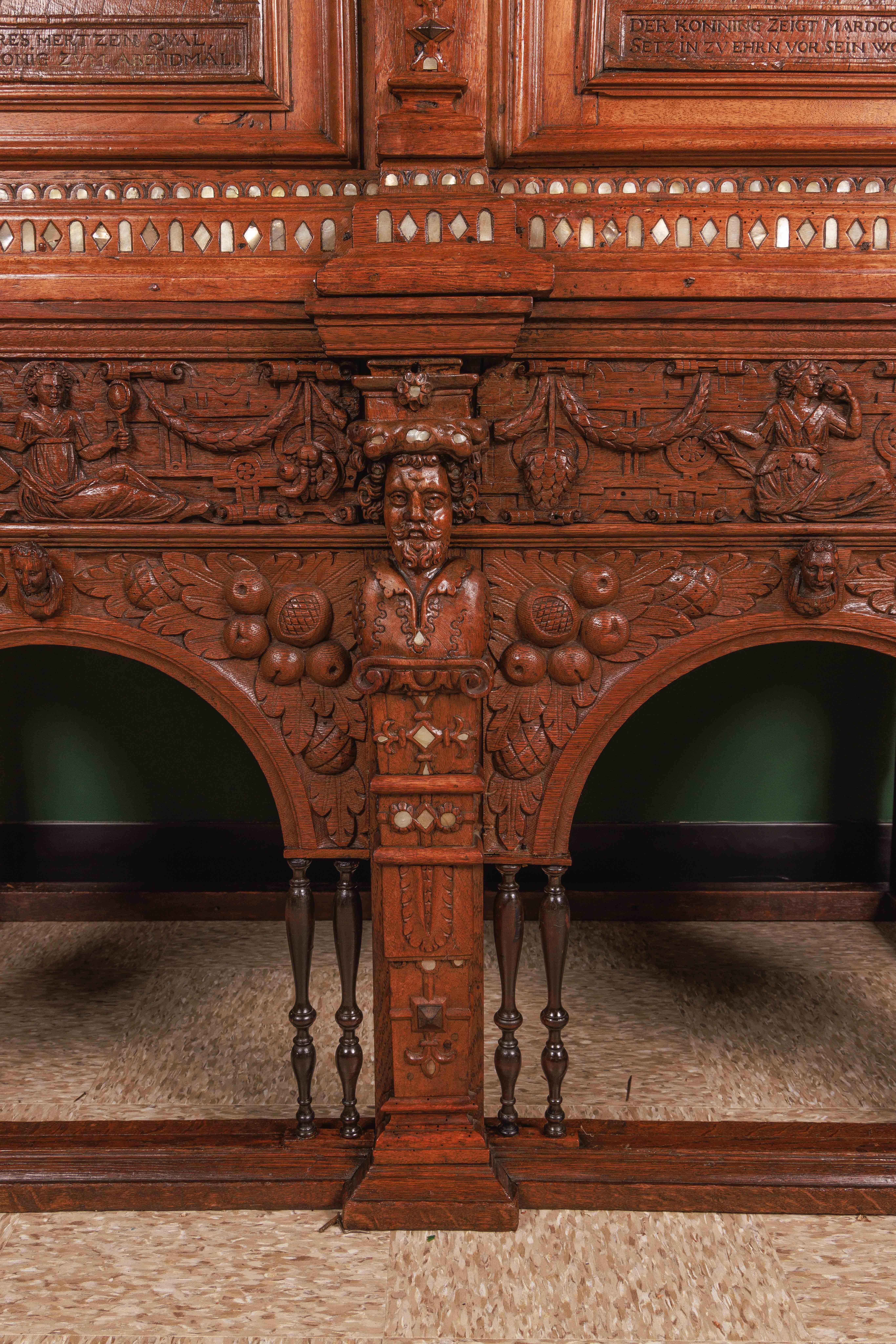 Nacre Rare et importante armoire en bois de chêne sculpté de la Renaissance 
