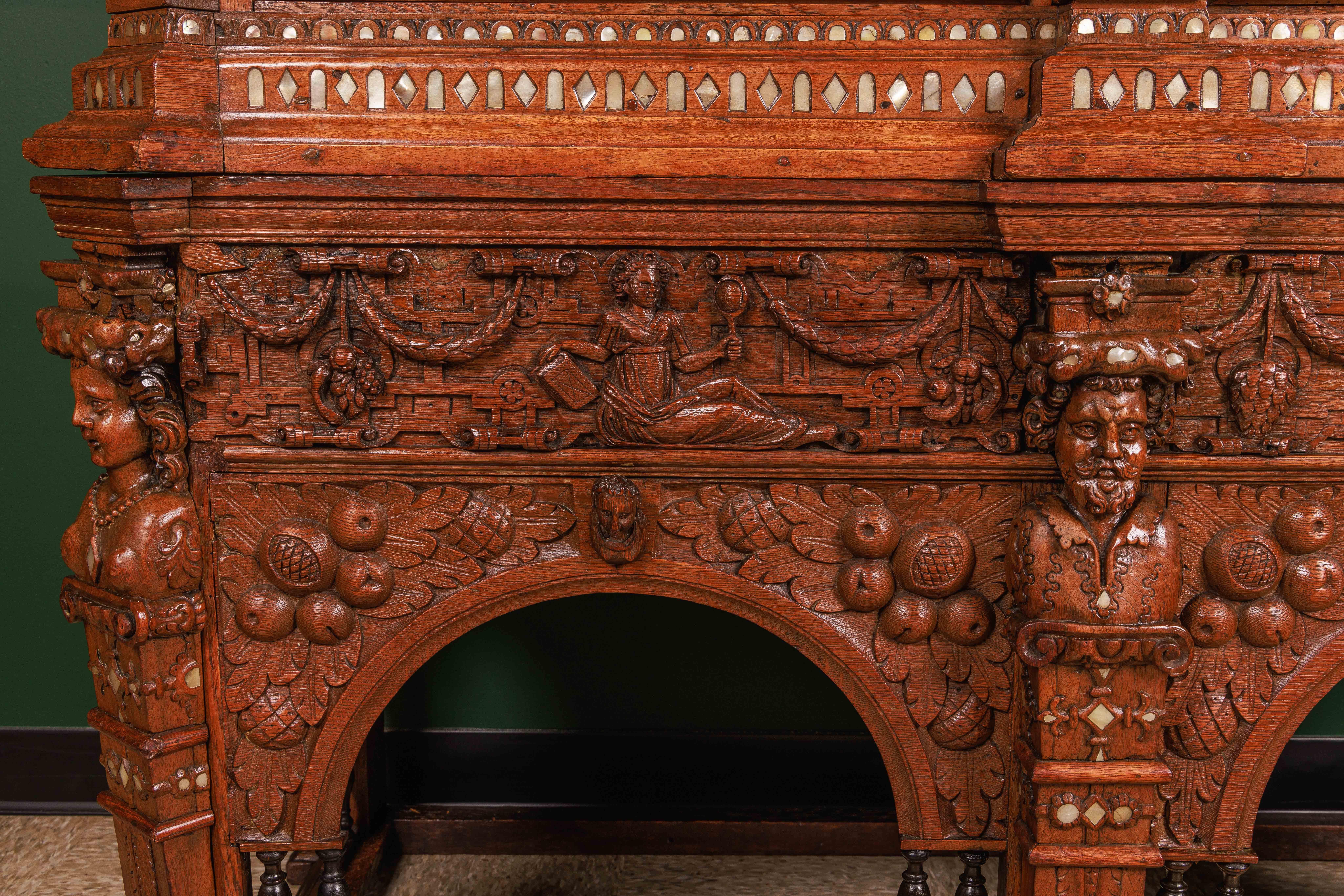 Rare et importante armoire en bois de chêne sculpté de la Renaissance 