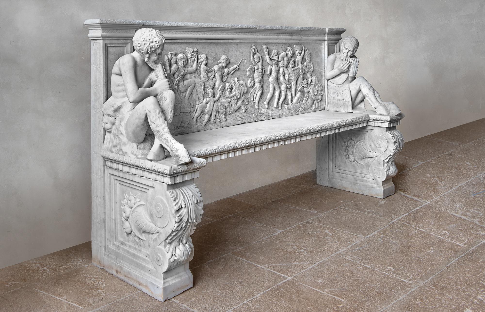 Néoclassique Un rare et impressionnant banc néoclassique en marbre blanc sculpté en vente