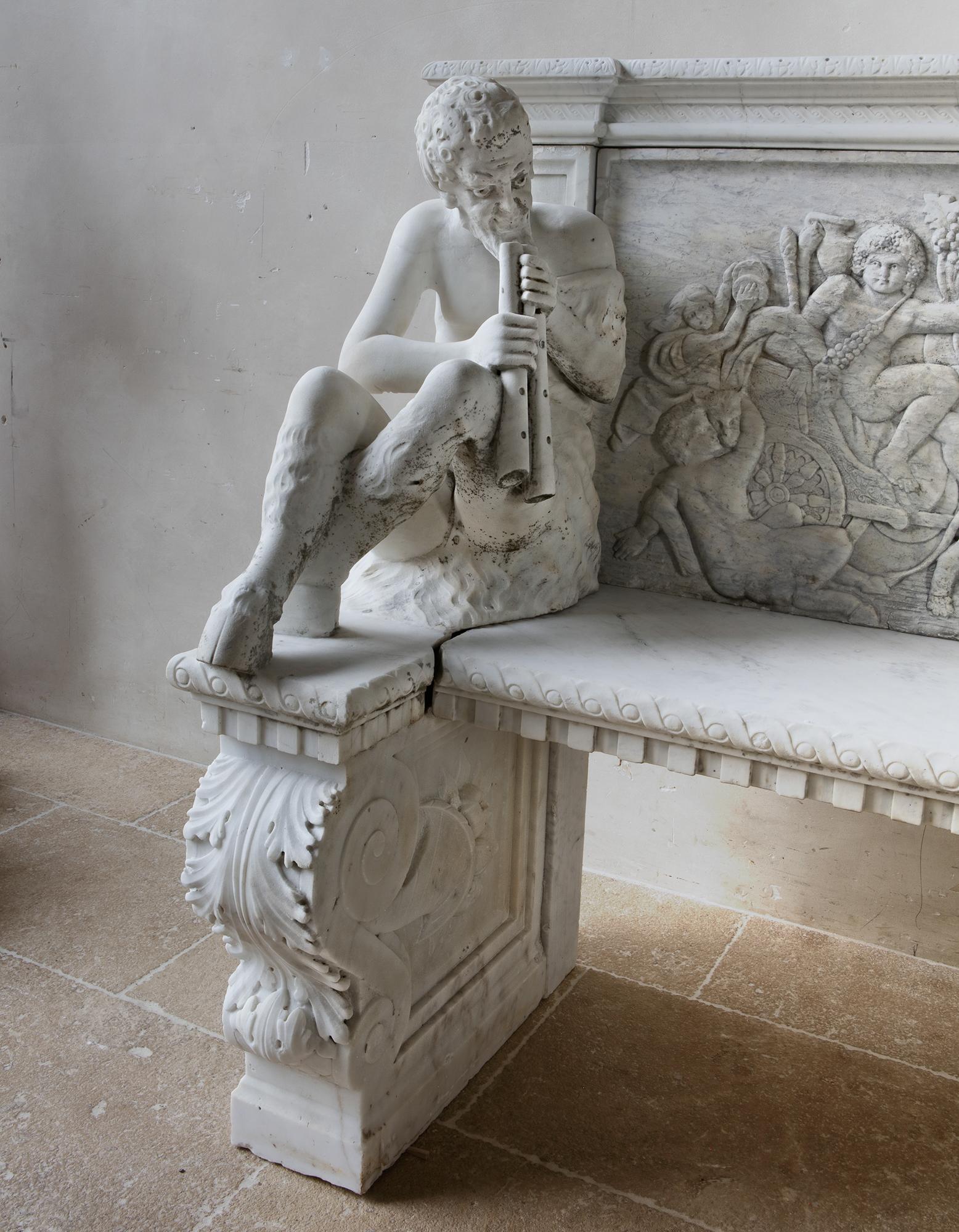 Seltene und beeindruckende geschnitzte neoklassizistische Bank aus weißem Marmor im Zustand „Gut“ im Angebot in Baambrugge, NL