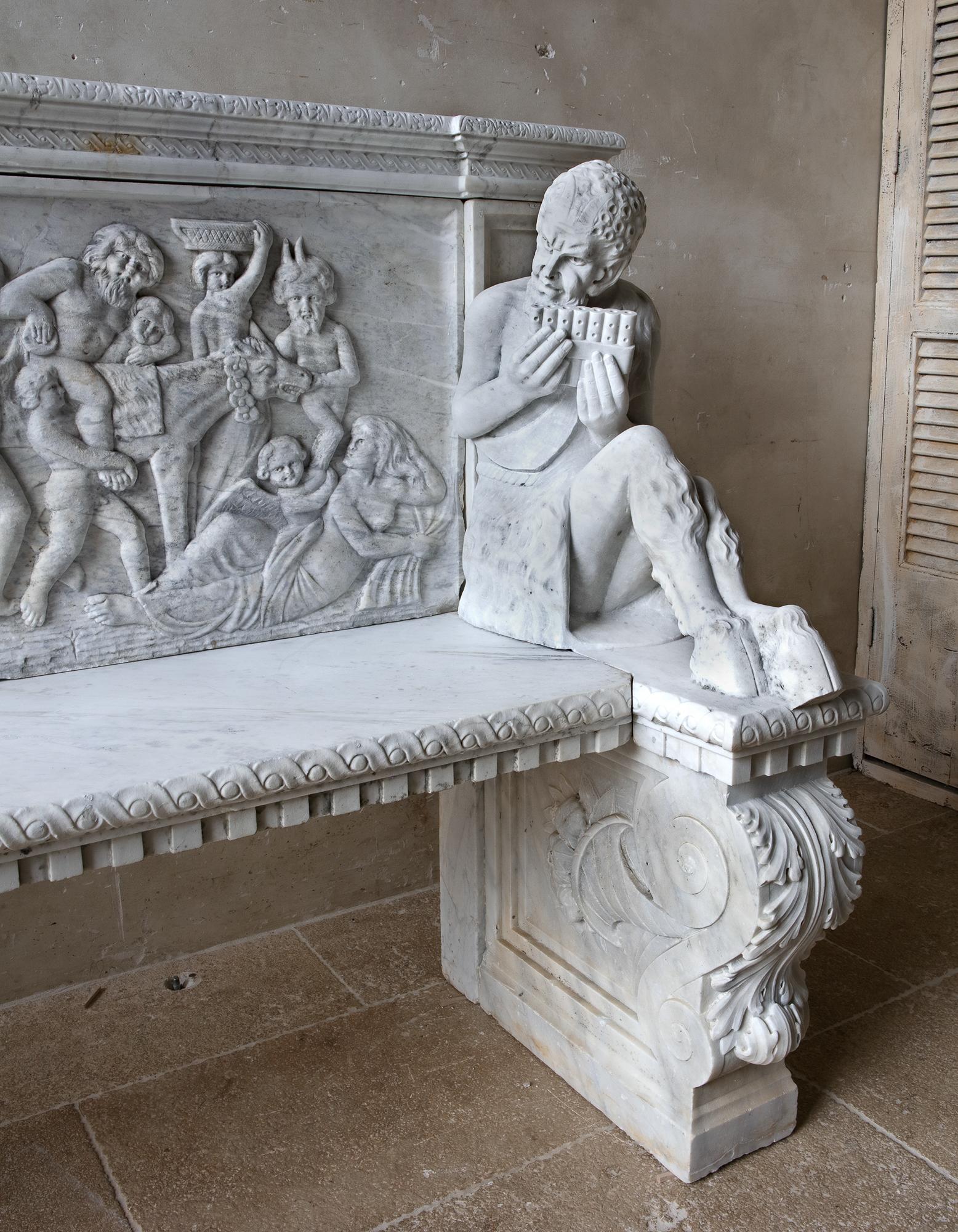 XIXe siècle Un rare et impressionnant banc néoclassique en marbre blanc sculpté en vente