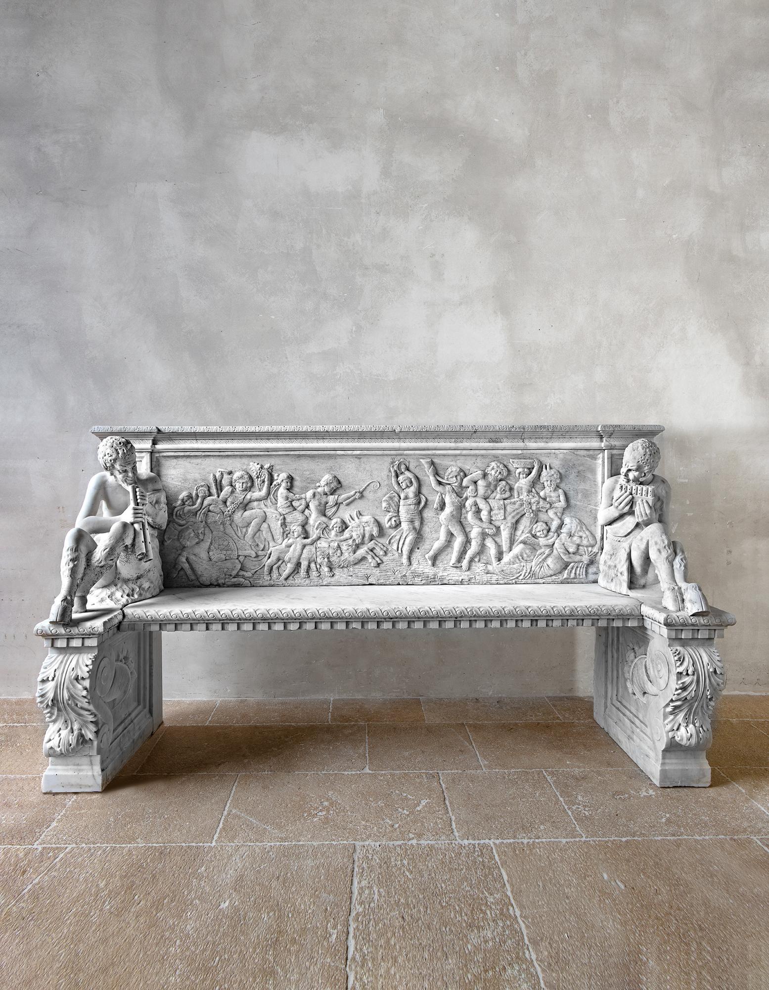 Marbre Un rare et impressionnant banc néoclassique en marbre blanc sculpté en vente