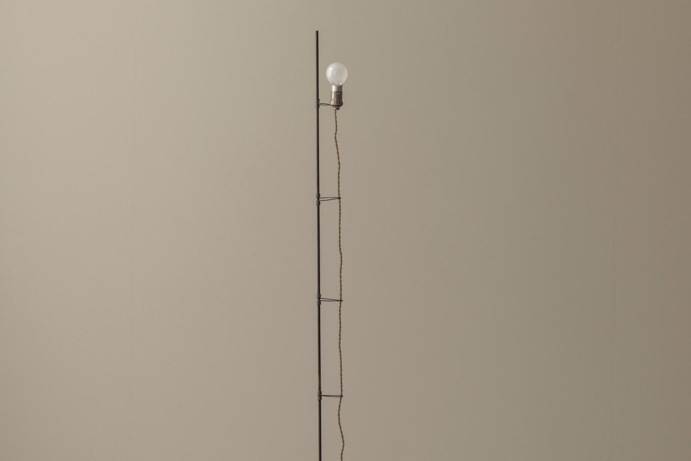 A rare and likely one-off minimal floor lamp in metal and concrete, France 1950s (Moderne der Mitte des Jahrhunderts) im Angebot