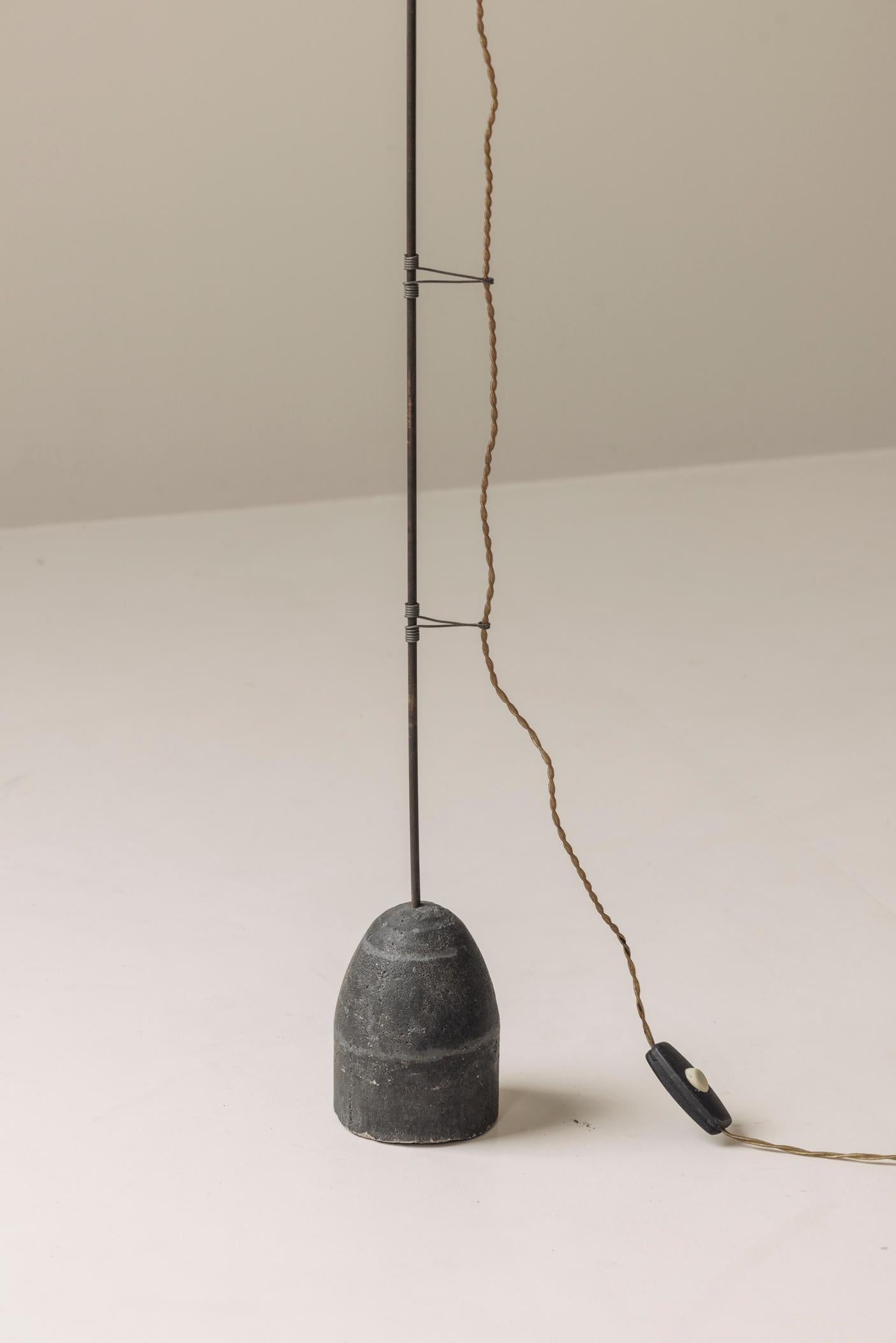 A rare and likely one-off minimal floor lamp in metal and concrete, France 1950s im Zustand „Gut“ im Angebot in Antwerp, BE
