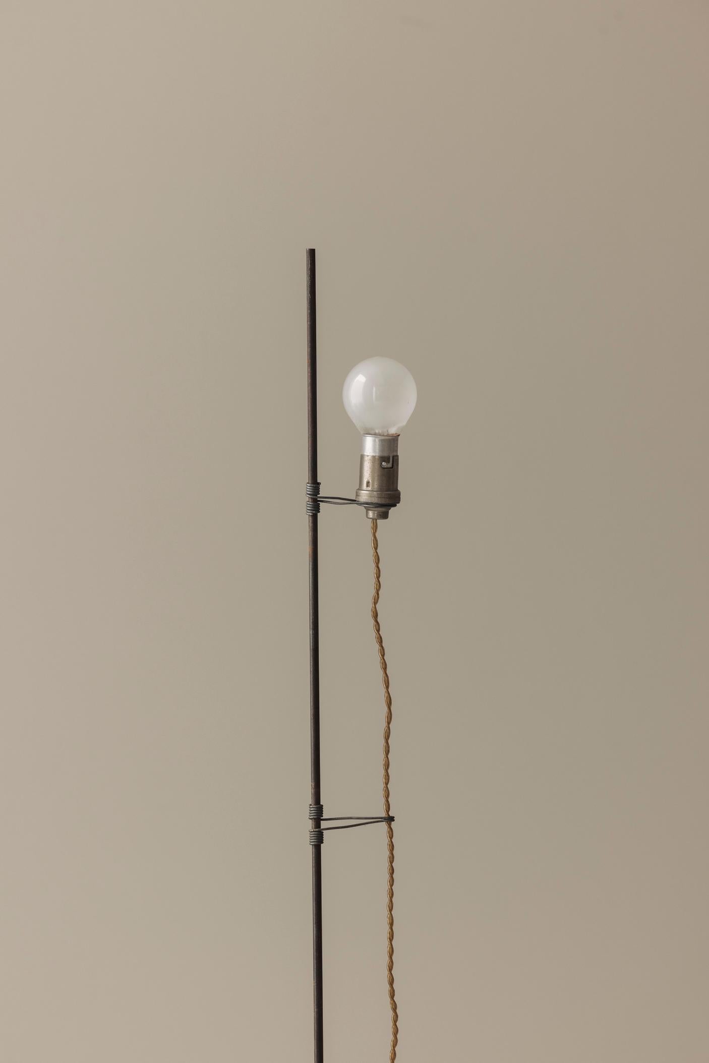 A rare and likely one-off minimal floor lamp in metal and concrete, France 1950s (Mitte des 20. Jahrhunderts) im Angebot