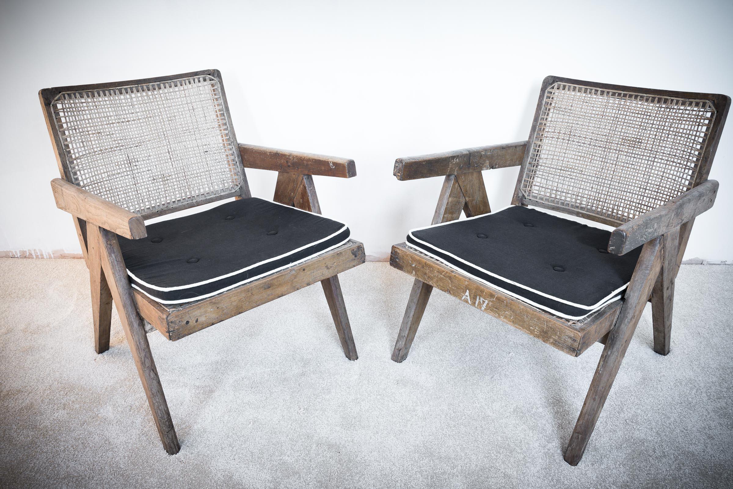 Une paire rare et étonnante de fauteuils Pierre Jeanneret modèle PJ010104T 'Easy Low'. Circa.1953. Provenant de Chandigarh, en Inde, cette paire de sièges est aussi brute et réelle que possible, tant de chaises disponibles sur le marché sont