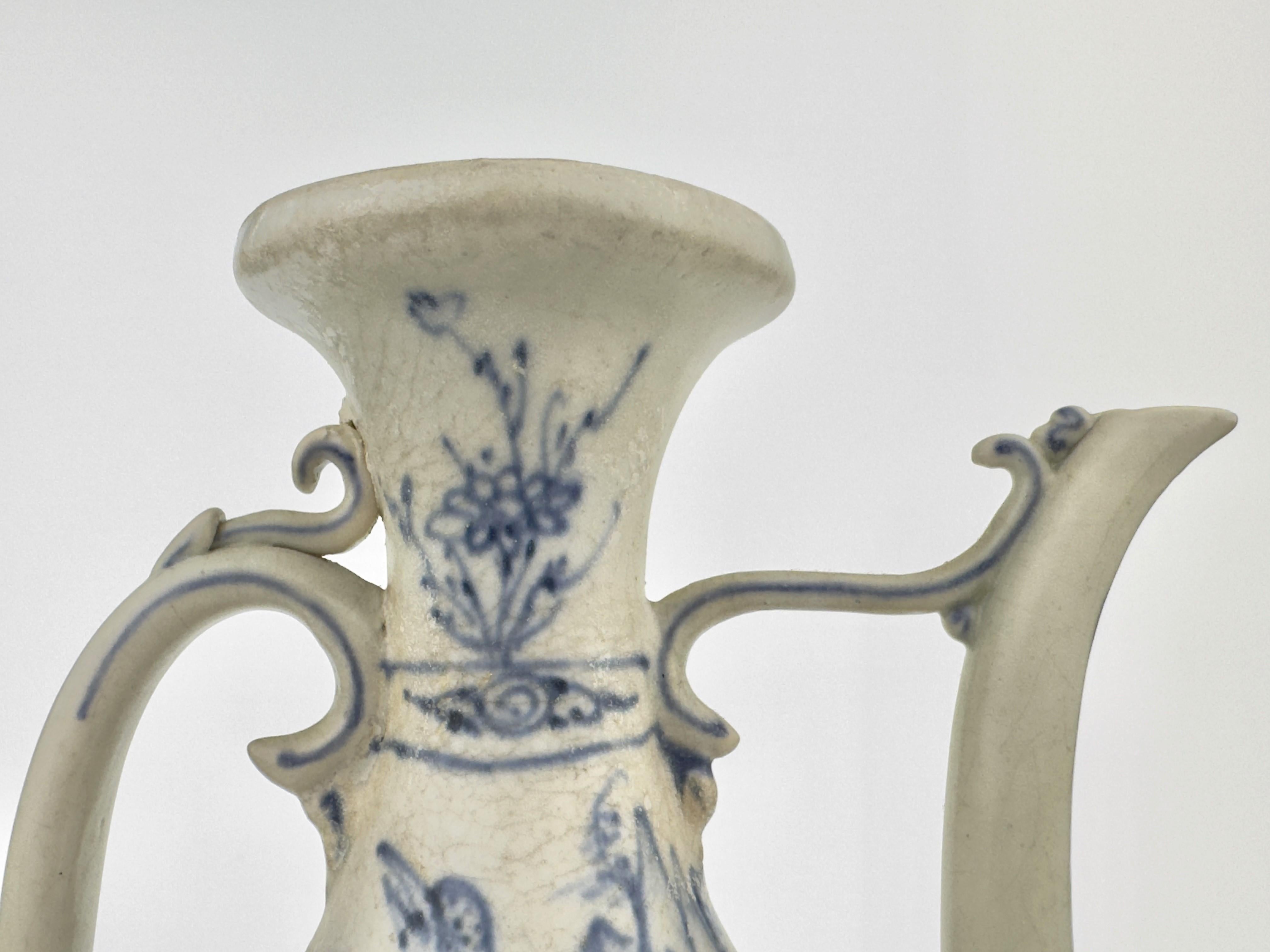 A Rare Gilted Annamese Blue and white Ewer, Circa 15th Century For Sale 3