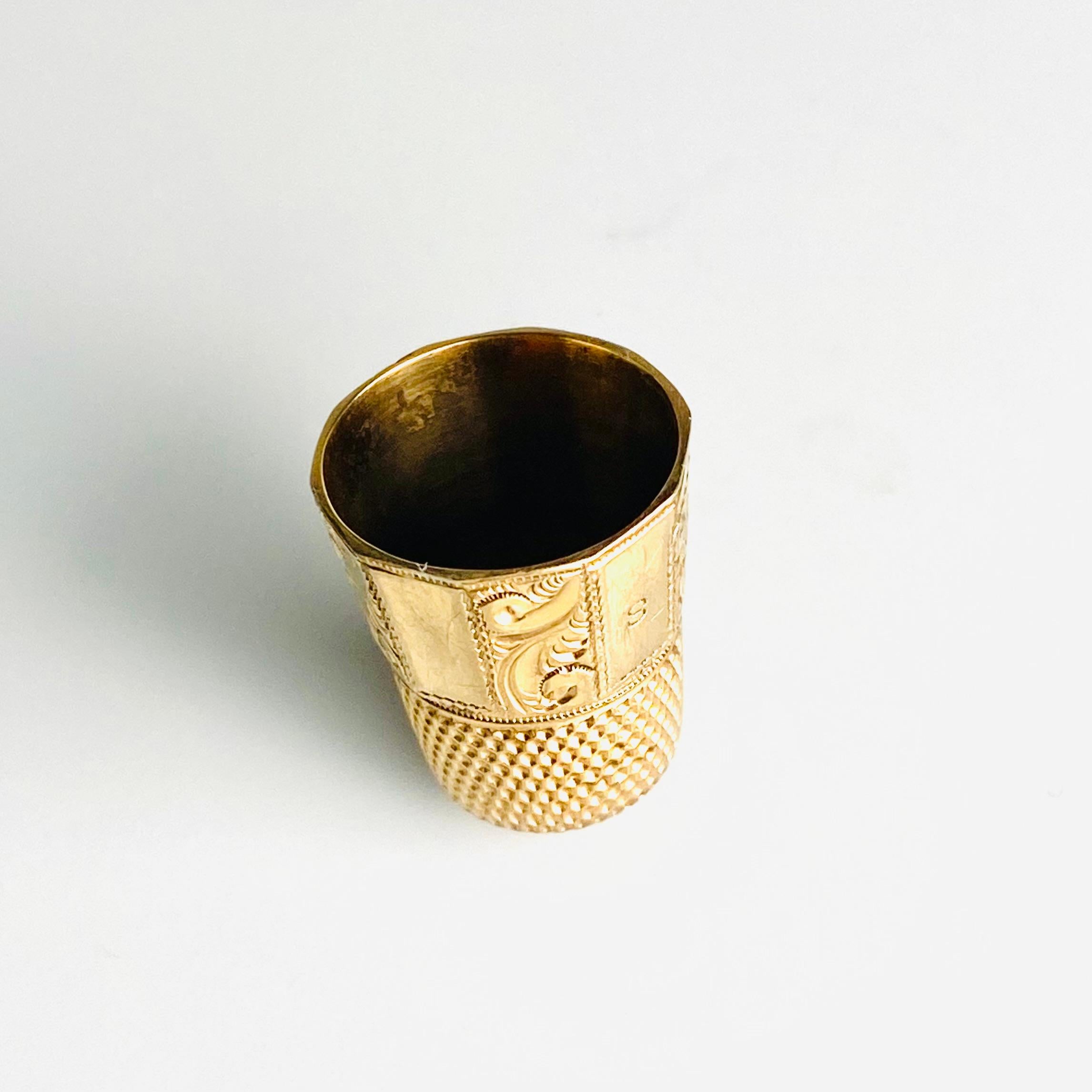 Seltener antiker Thimble aus 14 Karat Gelbgold mit komplizierter Gravur im Angebot 7