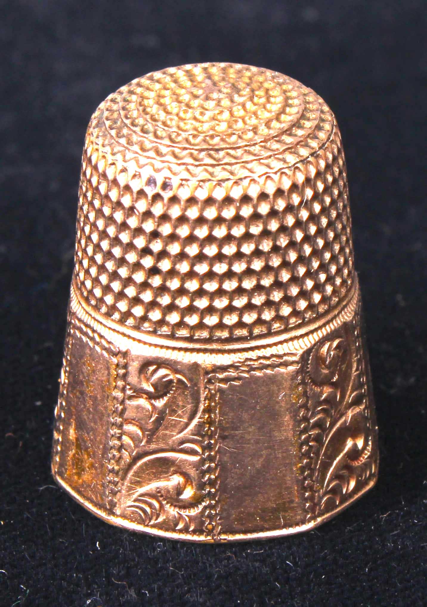 Seltener antiker Thimble aus 14 Karat Gelbgold mit komplizierter Gravur im Angebot 1