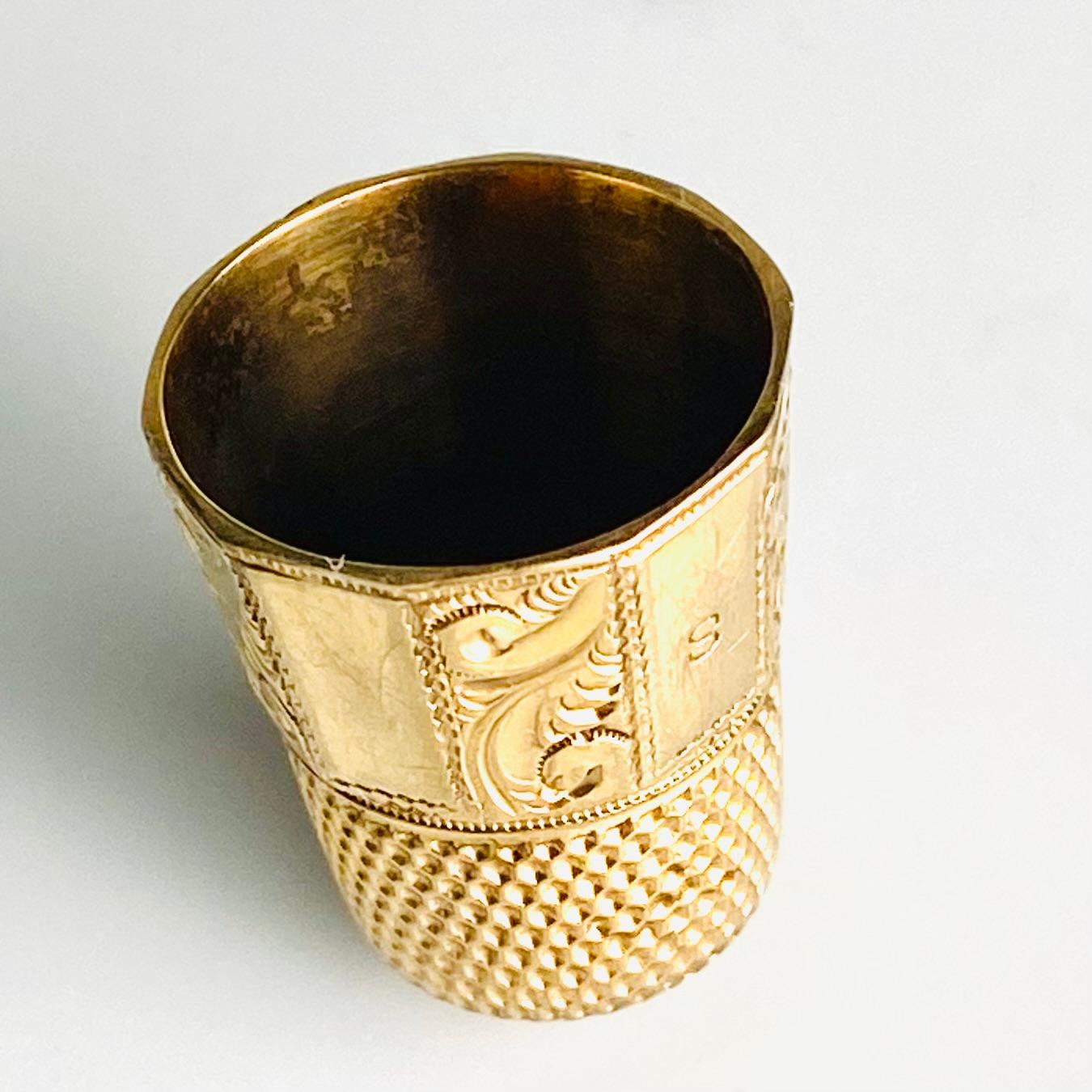 Seltener antiker Thimble aus 14 Karat Gelbgold mit komplizierter Gravur im Zustand „Gut“ im Angebot in New York, NY