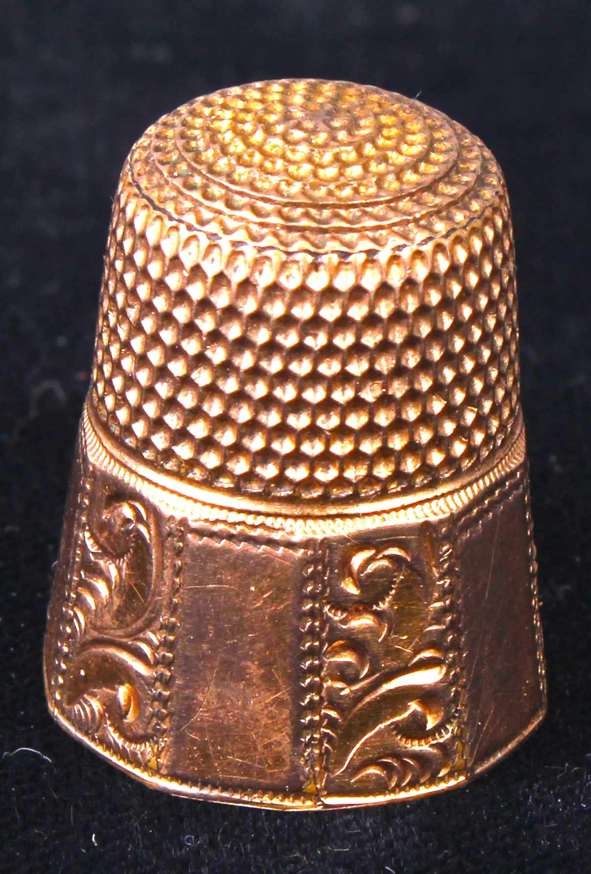 Seltener antiker Thimble aus 14 Karat Gelbgold mit komplizierter Gravur im Angebot 3