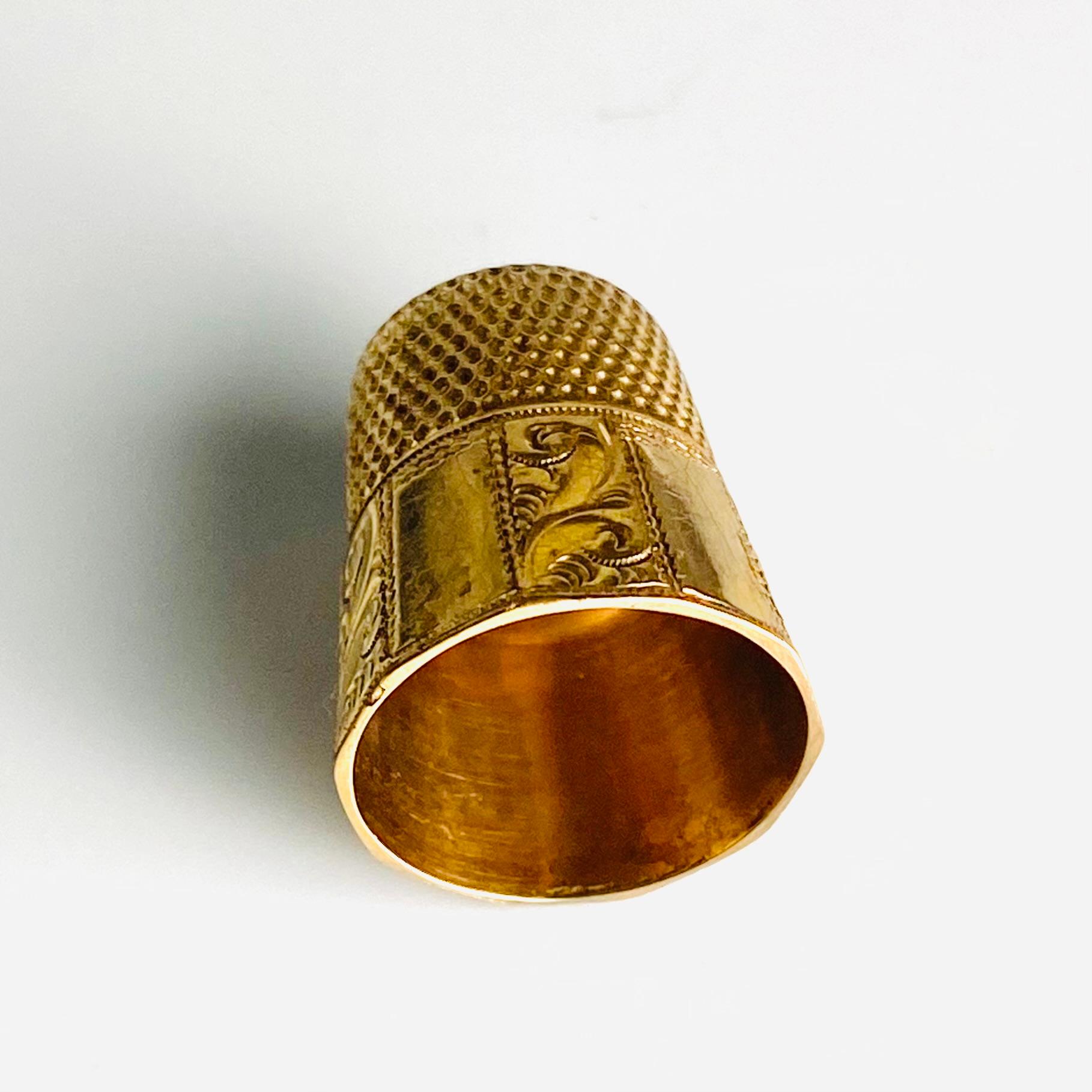 Seltener antiker Thimble aus 14 Karat Gelbgold mit komplizierter Gravur für Damen oder Herren im Angebot