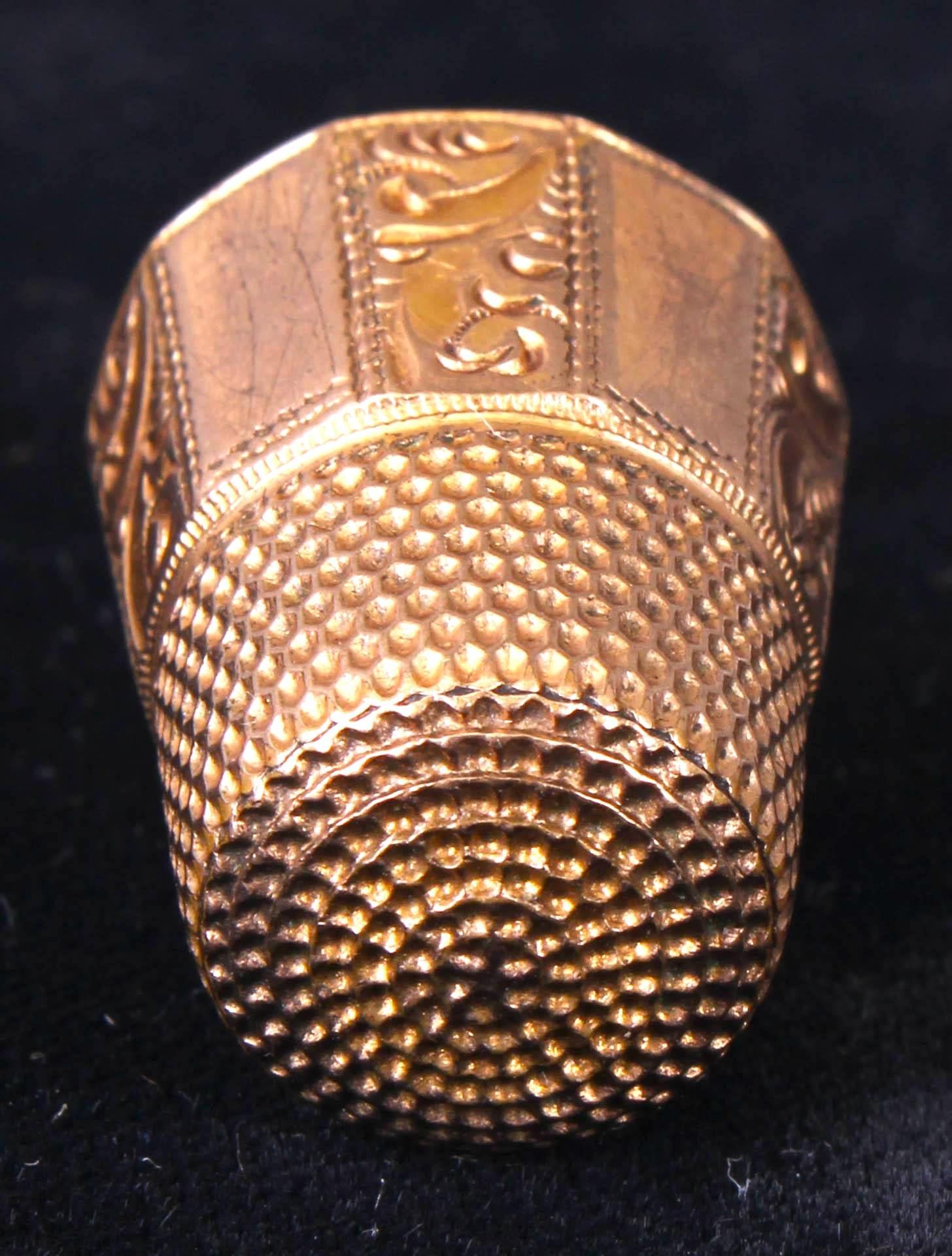 Seltener antiker Thimble aus 14 Karat Gelbgold mit komplizierter Gravur im Angebot 5