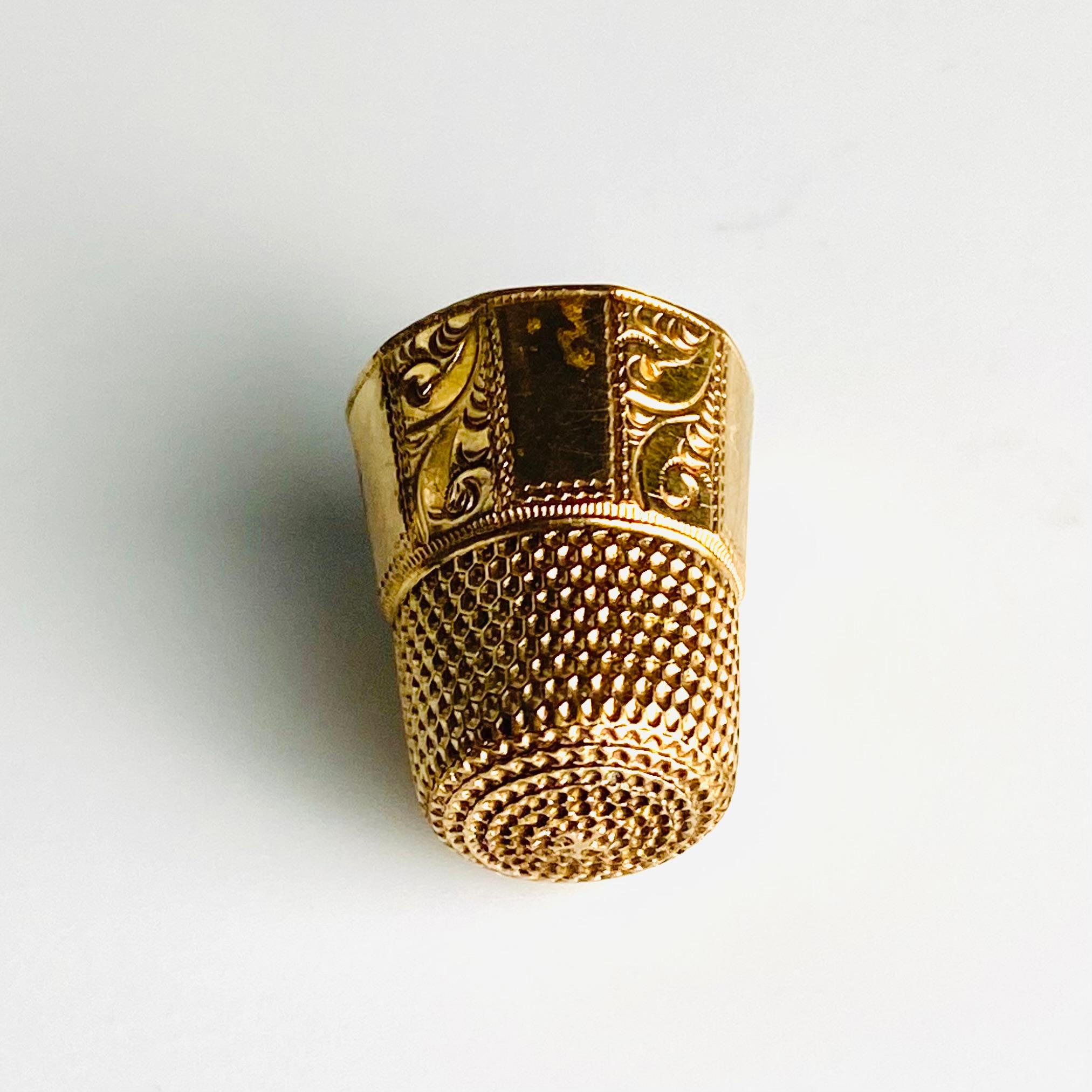Seltener antiker Thimble aus 14 Karat Gelbgold mit komplizierter Gravur im Angebot 4