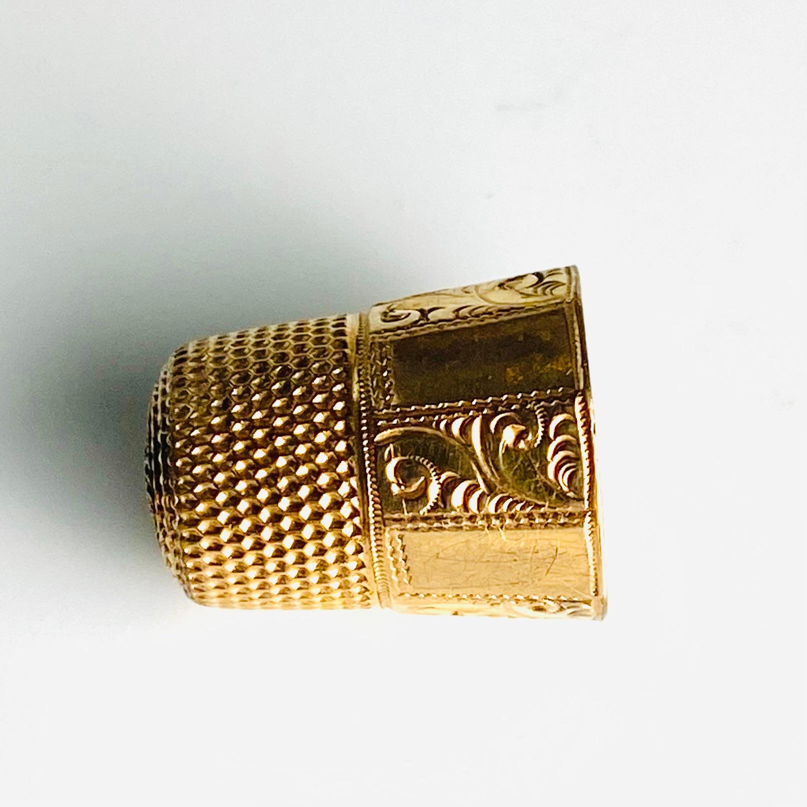 Seltener antiker Thimble aus 14 Karat Gelbgold mit komplizierter Gravur im Angebot 6