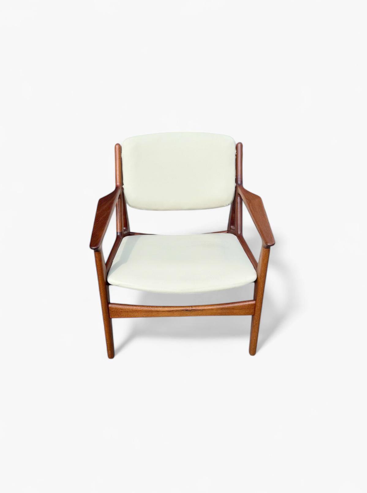 Una rara sedia da salotto Arne Vodder Model Ella in teak, Danimarca, anni '60 circa
Il rivestimento è stato recentemente rivestito da noi in similpelle color avorio. I braccioli sagomati e lavorati a mano sono di ottima fattura, così come la