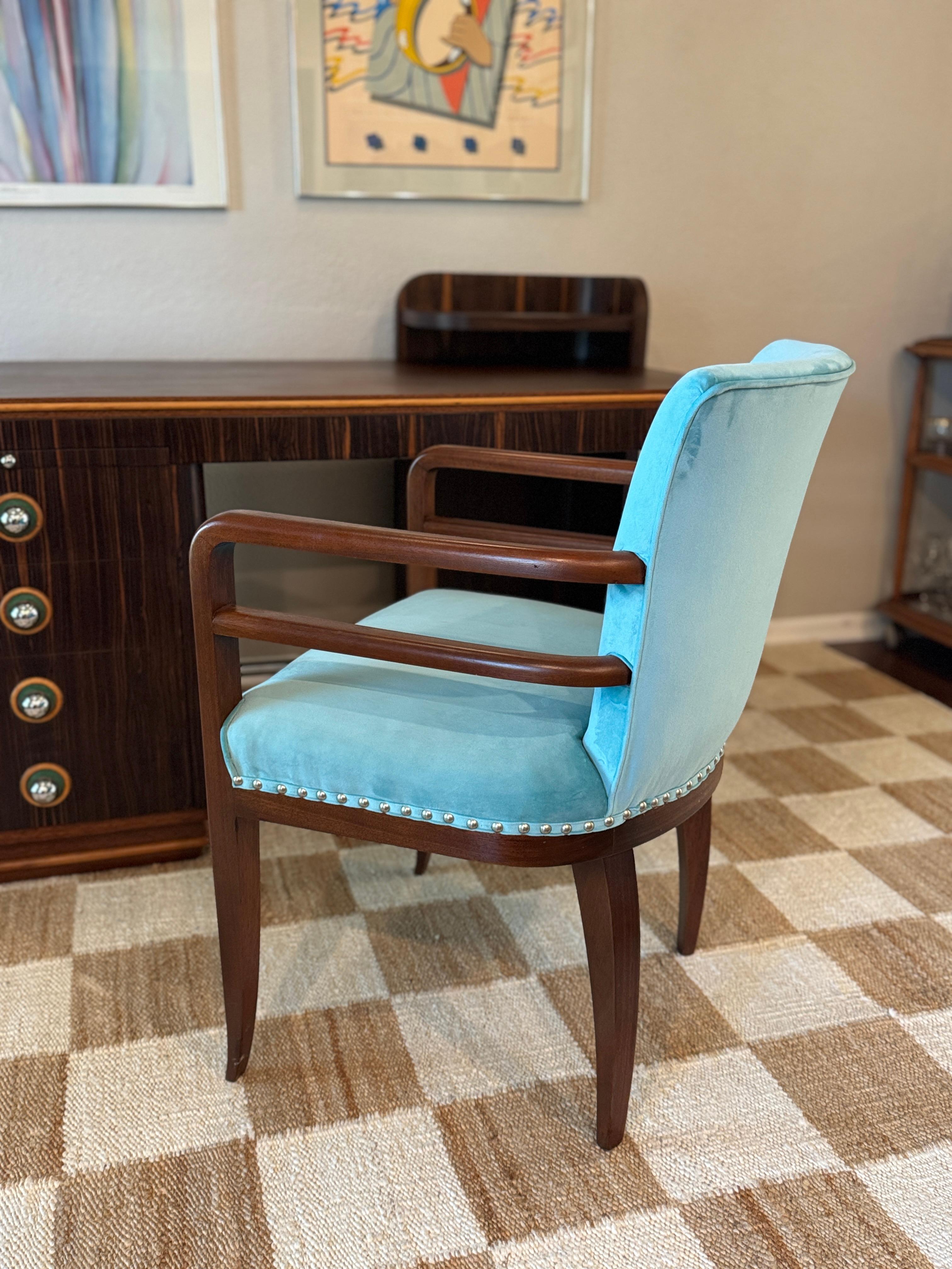 Una rara poltrona art déco, anni '30 circa. È stata completamente restaurata e rivestita con un tessuto blu acqua. Realizzato in legno massiccio e strutturalmente solido. Si abbina alla scrivania art déco in un annuncio separato. 

32
