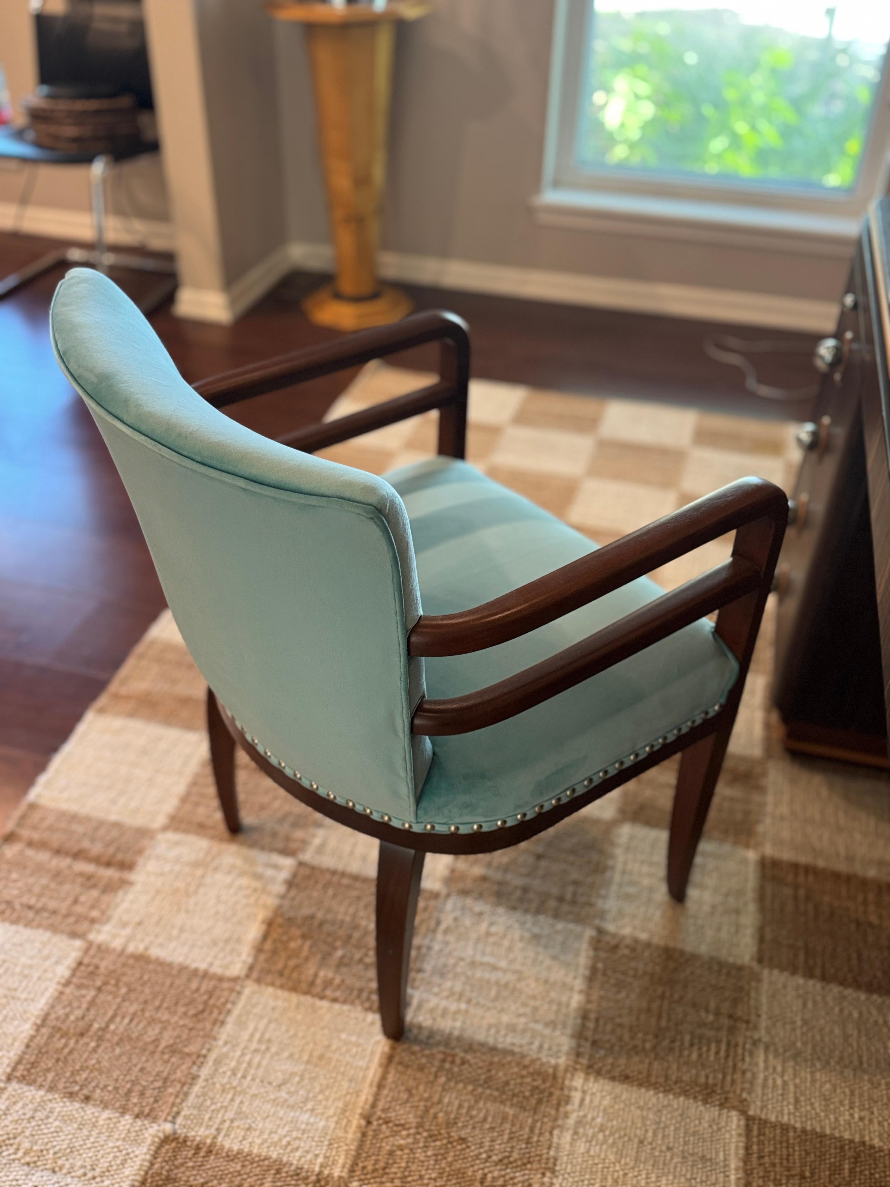 Sconosciuto Rara poltrona art déco in vero velluto blu, anni '30 circa. in vendita
