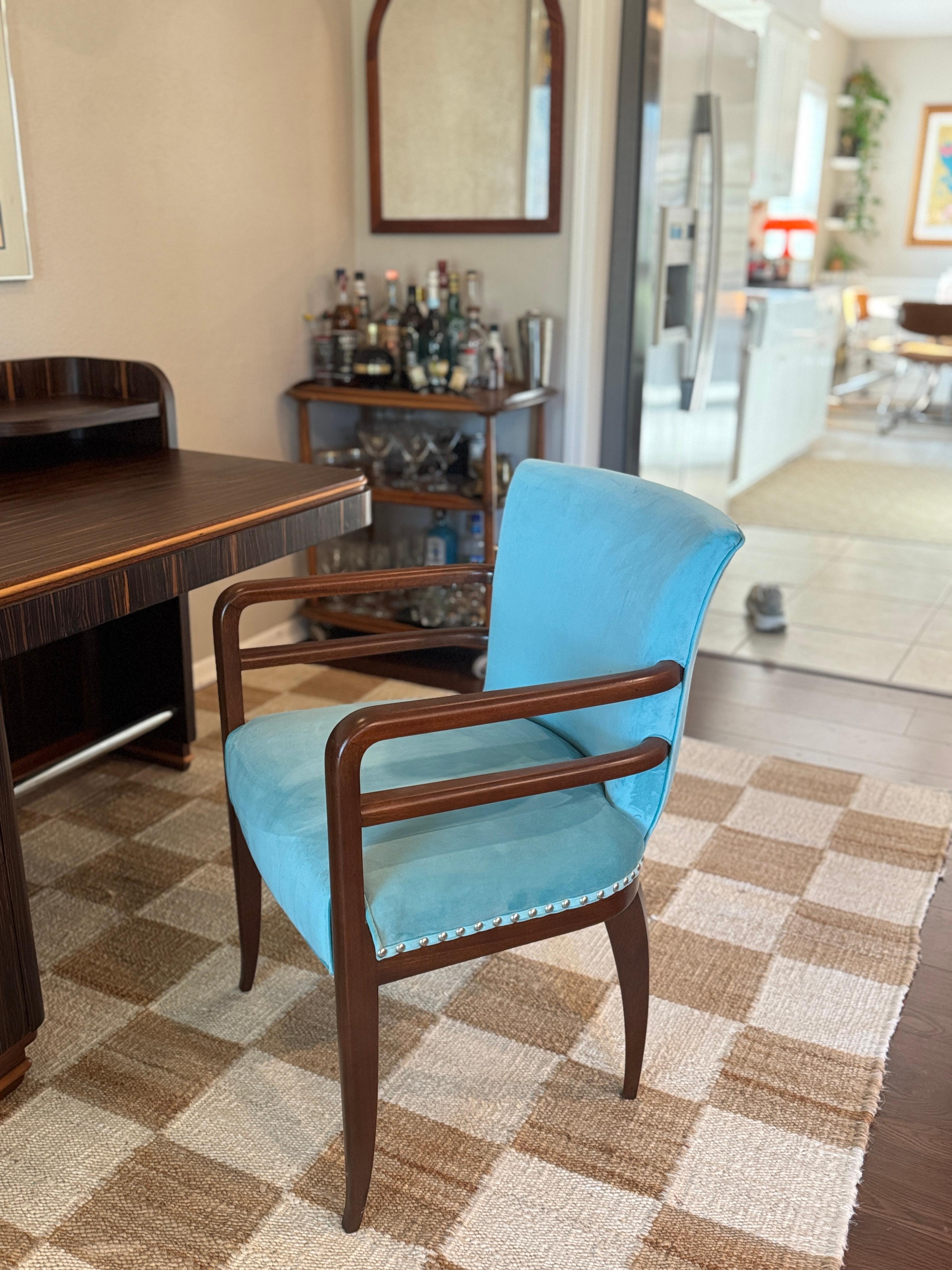 Rara poltrona art déco in vero velluto blu, anni '30 circa. In condizioni buone in vendita a Houston, TX