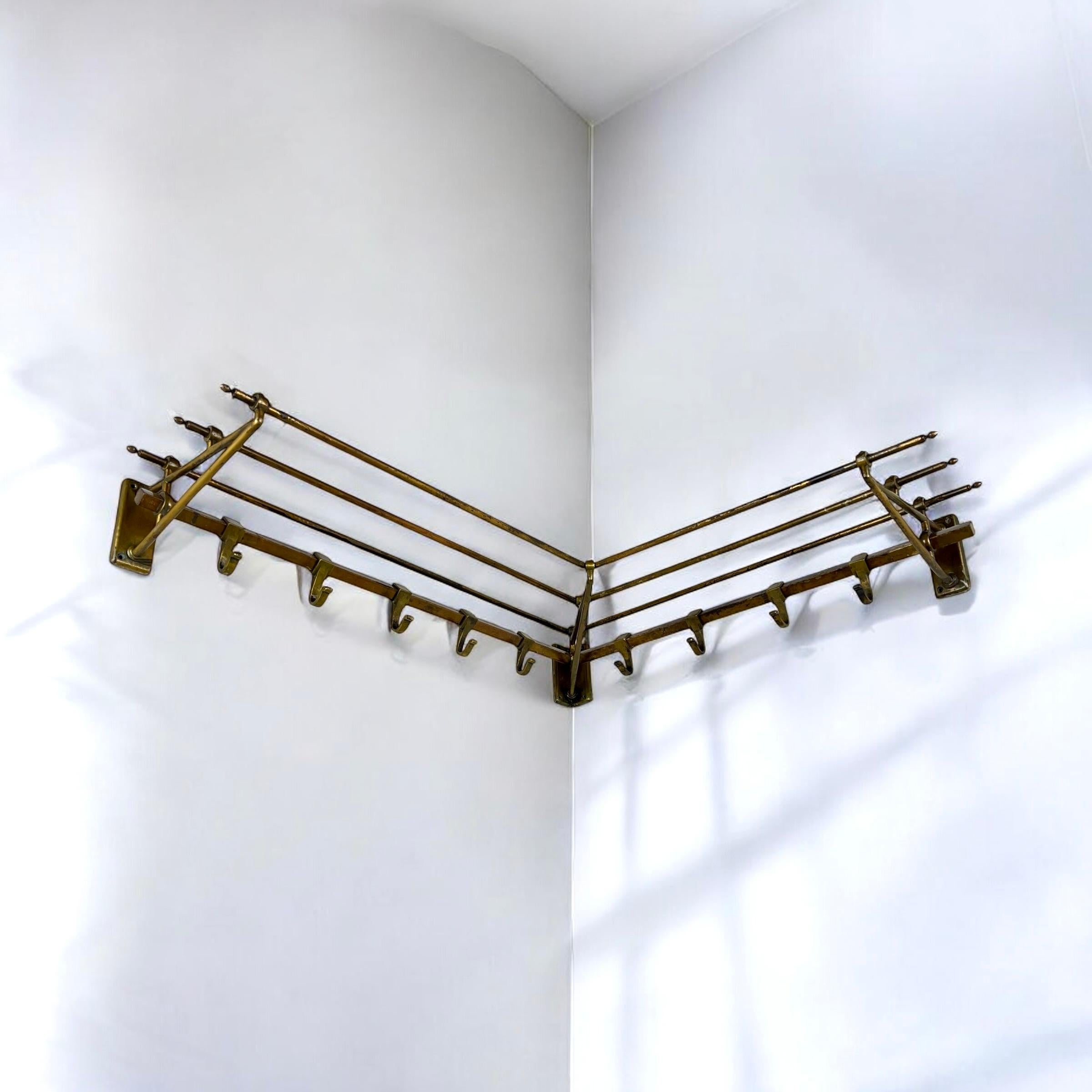 Eine seltene Art Deco Messing Ecke Mantel und Hut Rack (Art déco) im Angebot