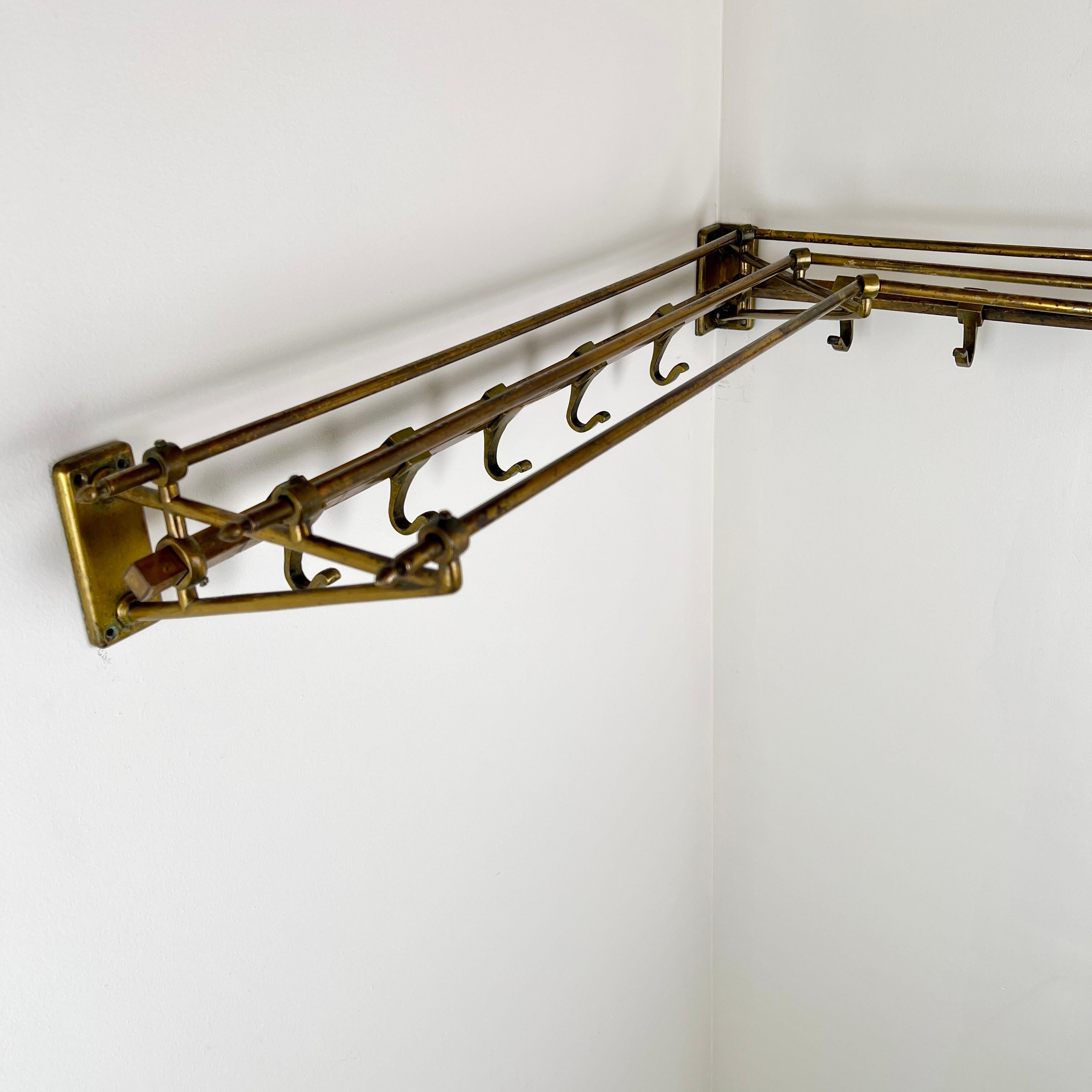 Eine seltene Art Deco Messing Ecke Mantel und Hut Rack (Französisch) im Angebot
