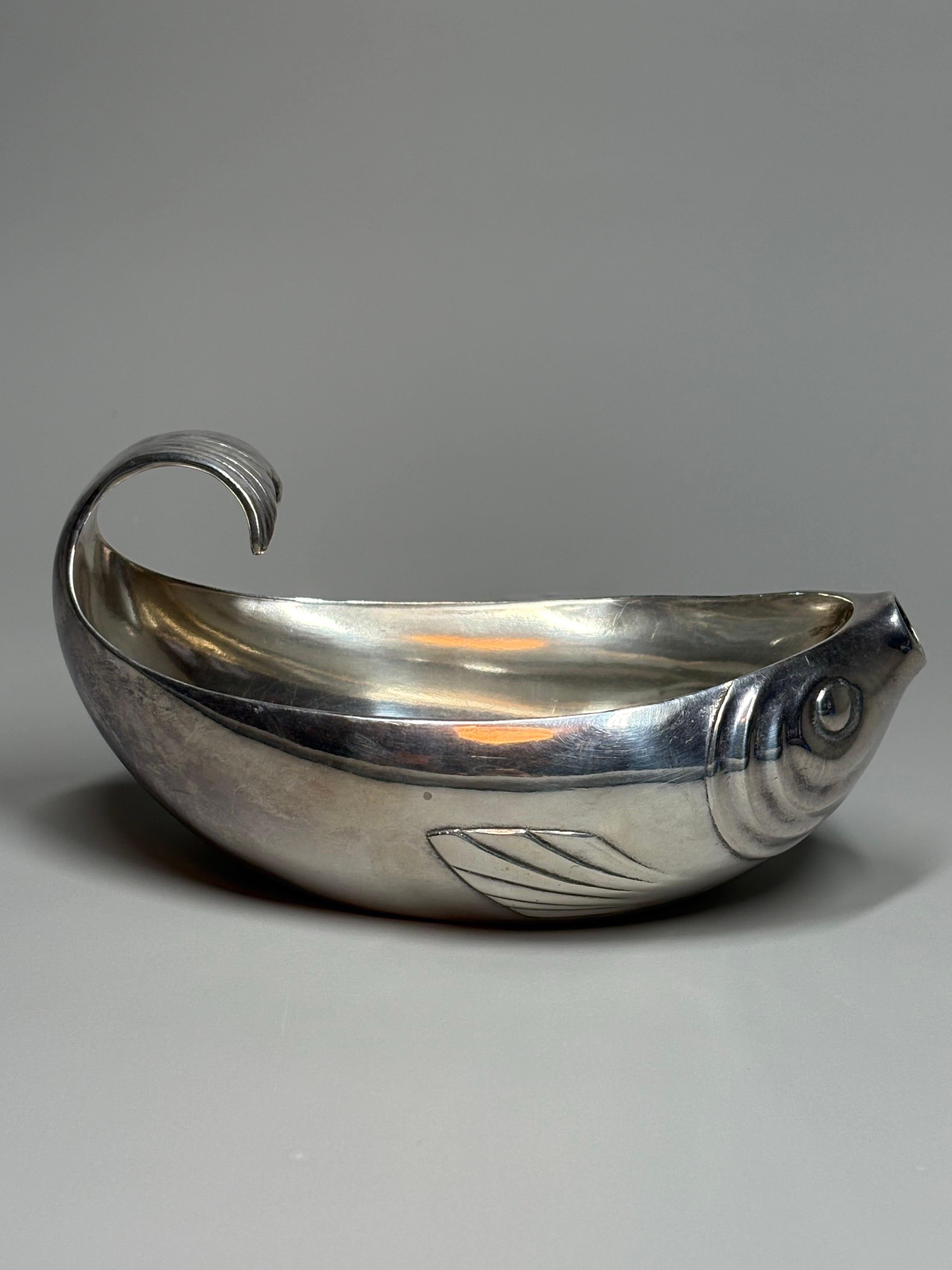 Français Rare saucière Art Déco Gallia pour Christofle en forme de poisson en vente