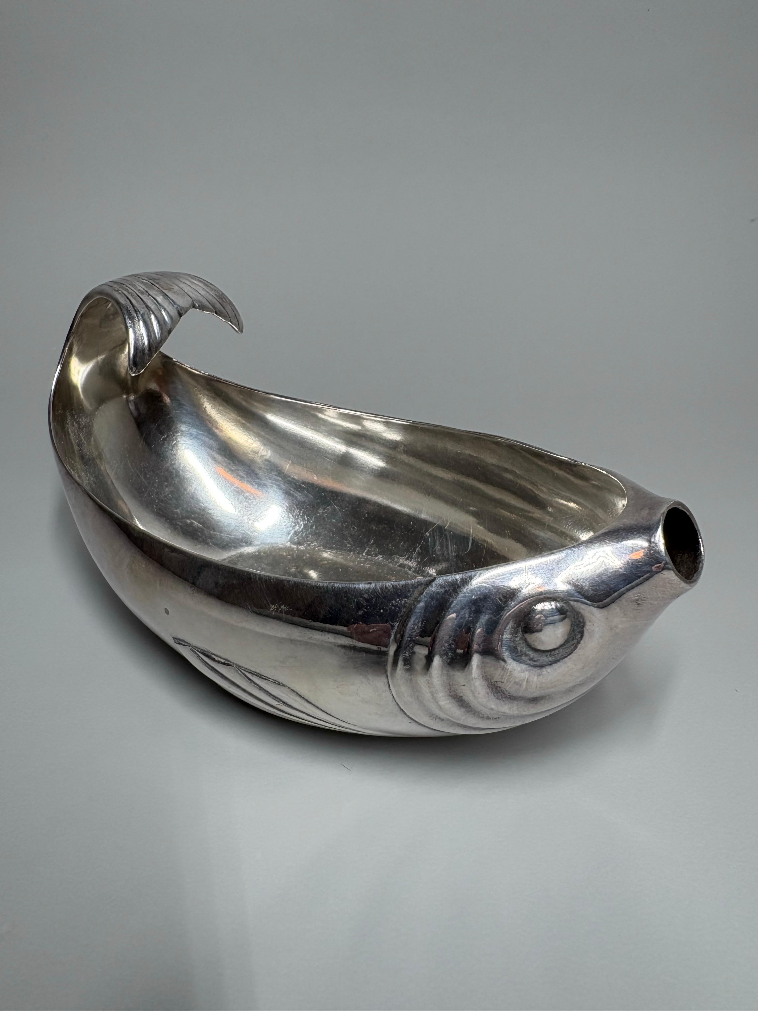 Milieu du XXe siècle Rare saucière Art Déco Gallia pour Christofle en forme de poisson en vente