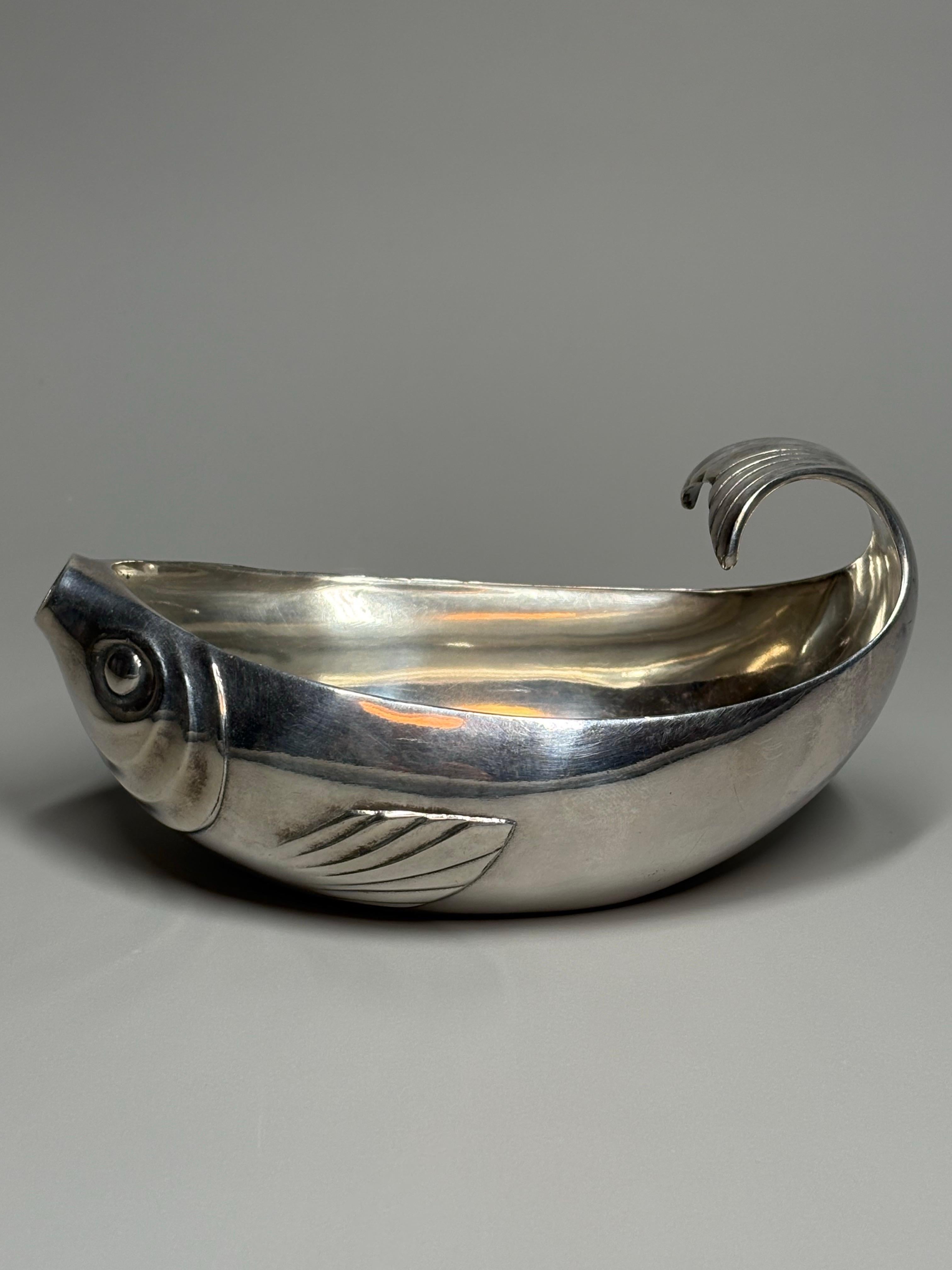 Plaqué argent Rare saucière Art Déco Gallia pour Christofle en forme de poisson en vente