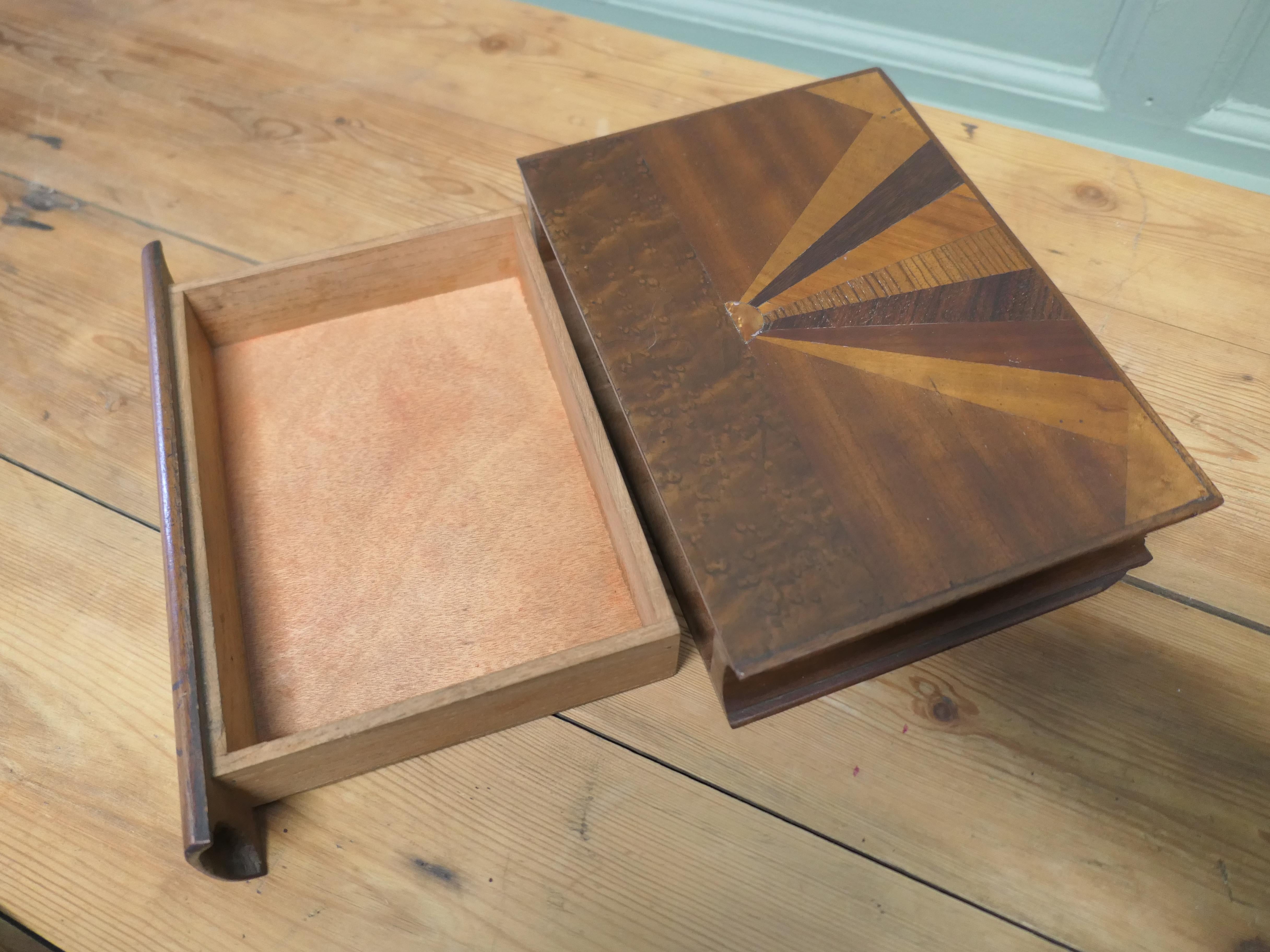 Legno Un raro libro cassaforte segreto in stile Art Déco Odeon in vendita