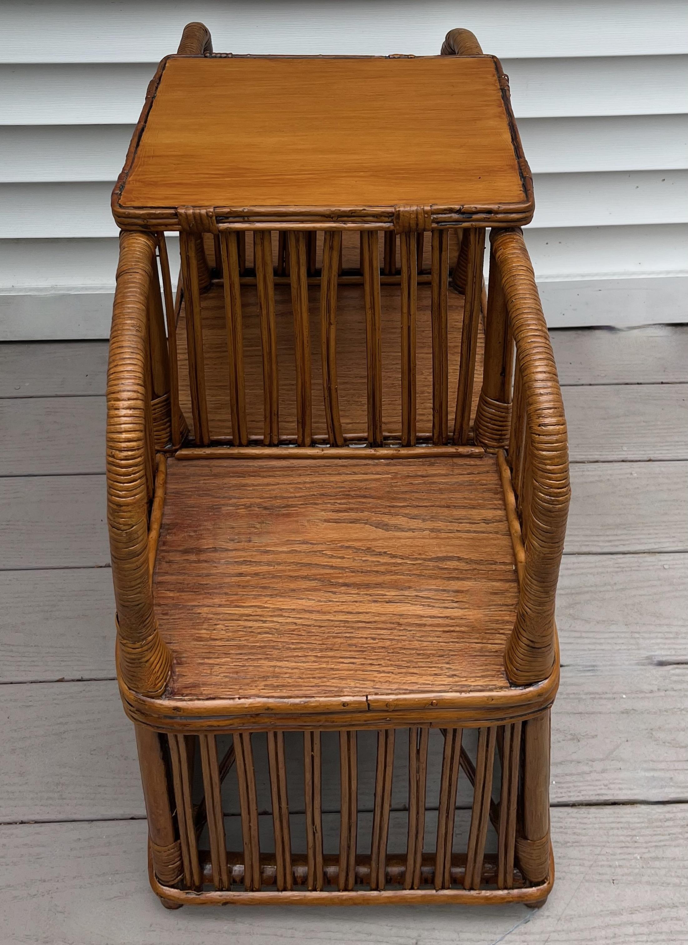 Une rareté Art déco  Lampe en rotin - Table d'appoint pour bibliothèque Bon état - En vente à Nashua, NH