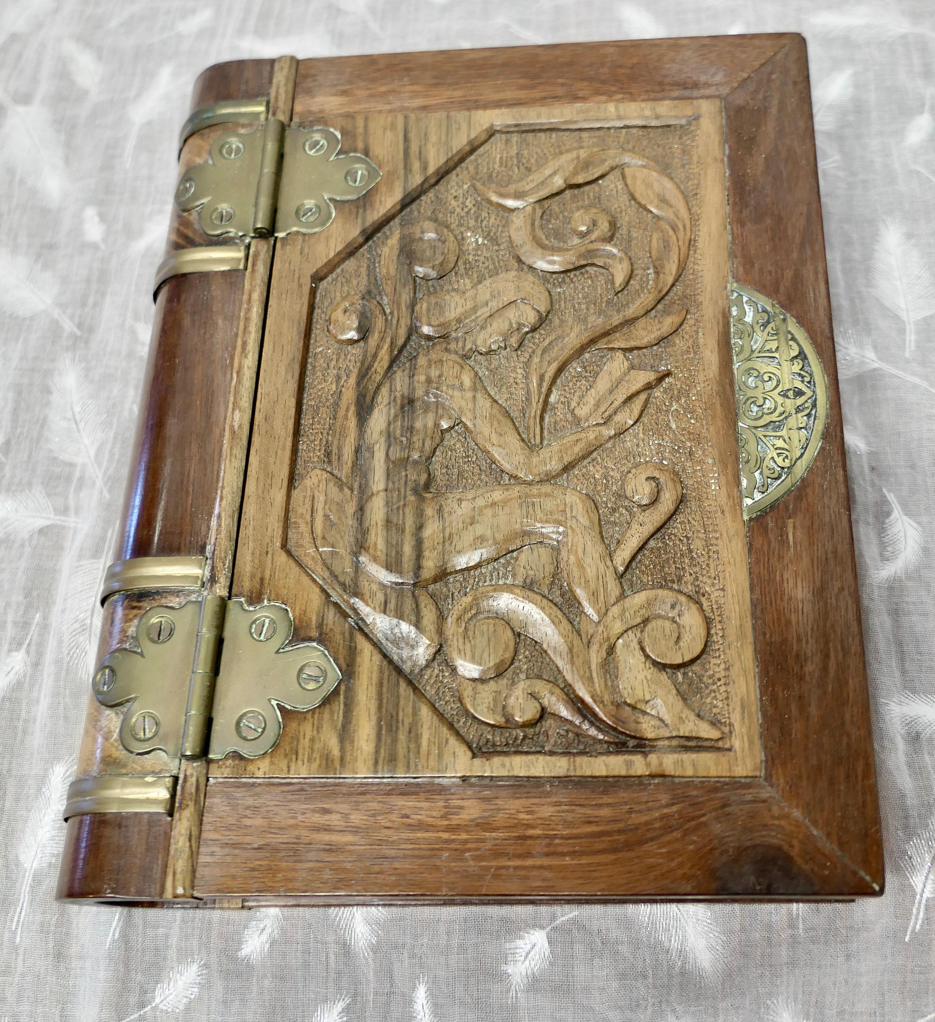 Un rare livre de coffre-fort secret sculpté Art Nouveau

Il s'agit d'une pièce très attrayante, sculptée en noyer et en cèdre, avec des charnières et des bandes en laiton.
Lorsqu'il est posé sur l'étagère, ce livre semble très attrayant, mais il