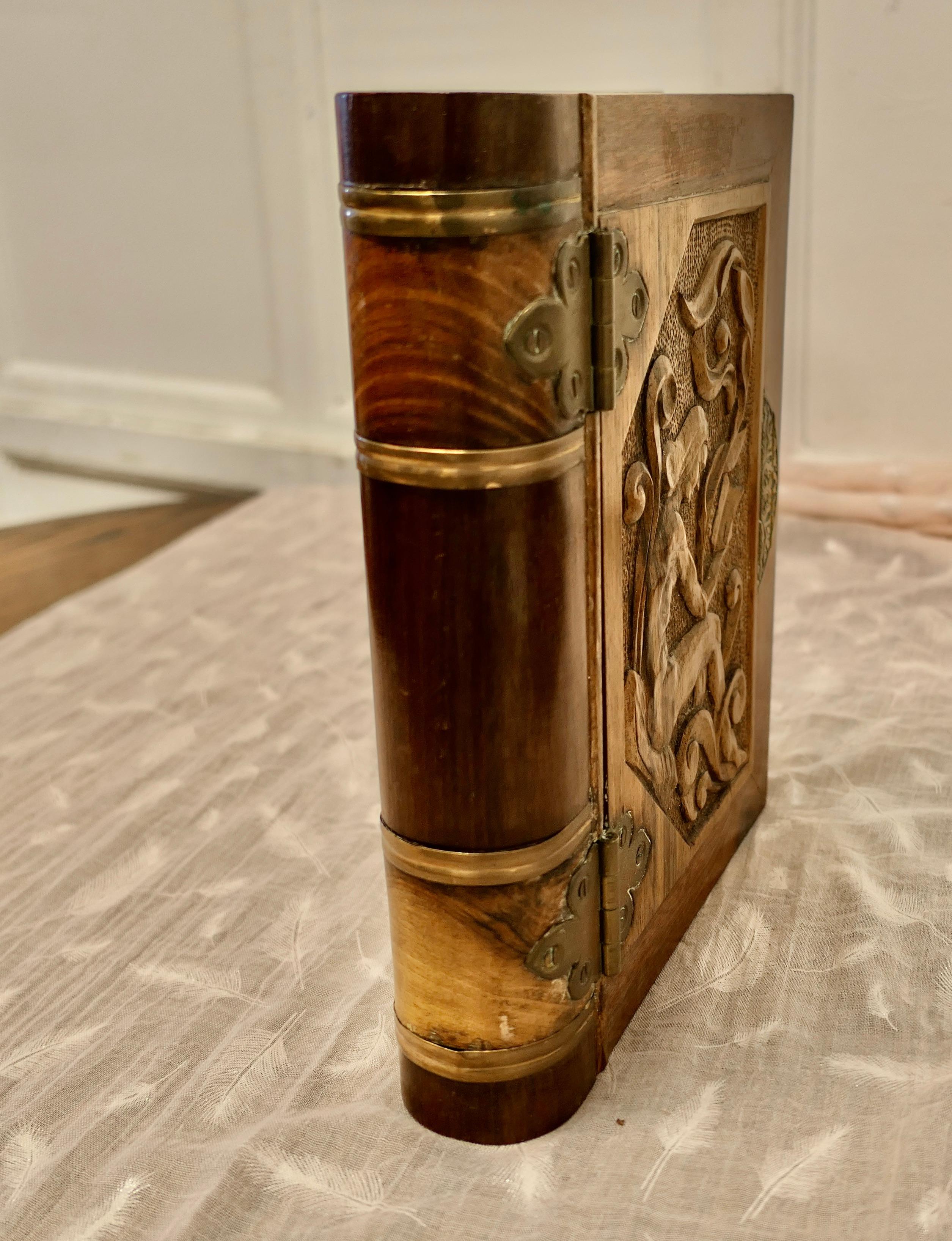 Art nouveau Un rare livre de coffre-fort secret sculpté Art Nouveau  C'est une pièce très attrayante en vente