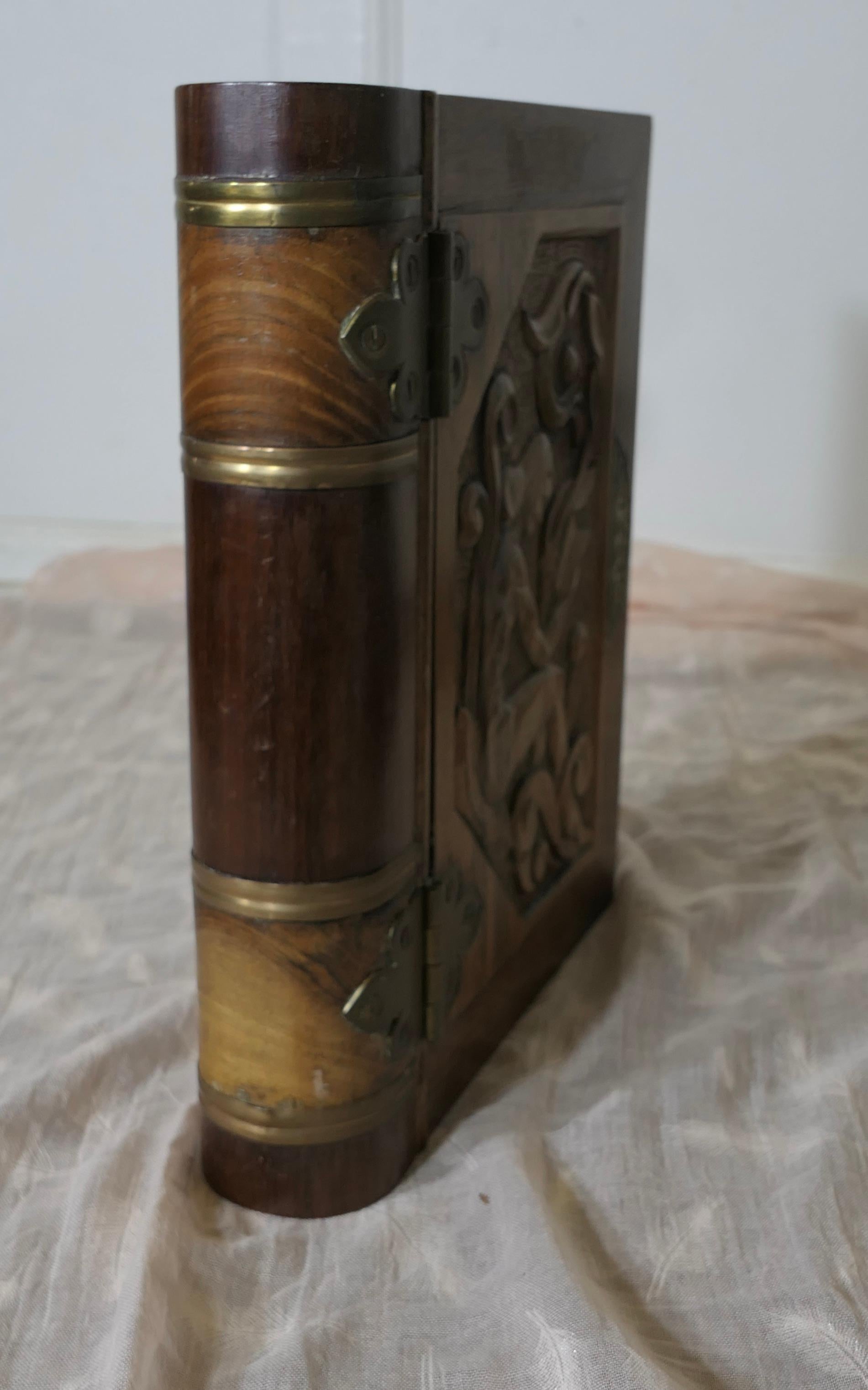 Un rare livre de coffre-fort secret sculpté Art Nouveau  C'est une pièce très attrayante Bon état - En vente à Godshill, Isle of Wight