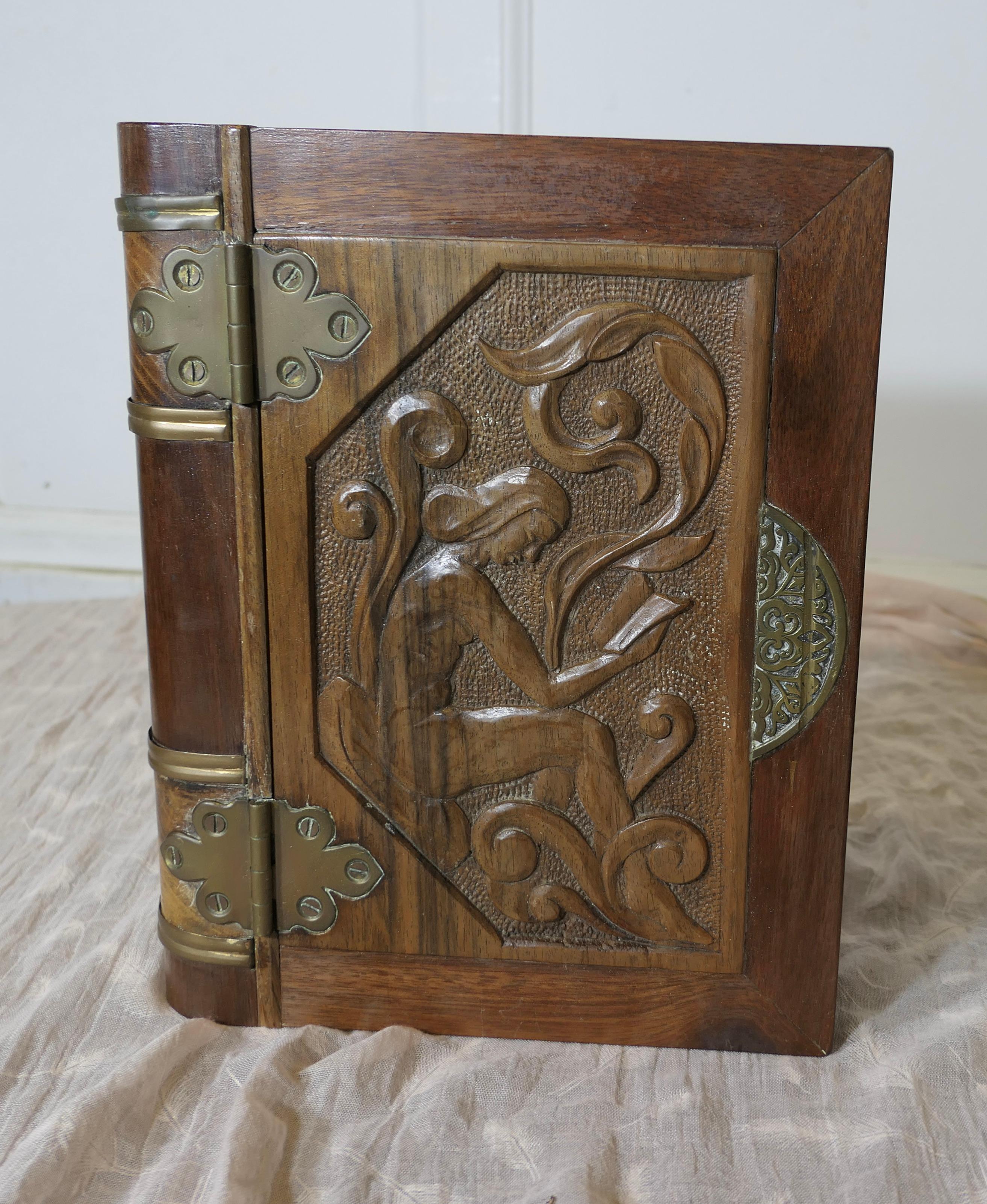 Fin du XIXe siècle Un rare livre de coffre-fort secret sculpté Art Nouveau  C'est une pièce très attrayante en vente