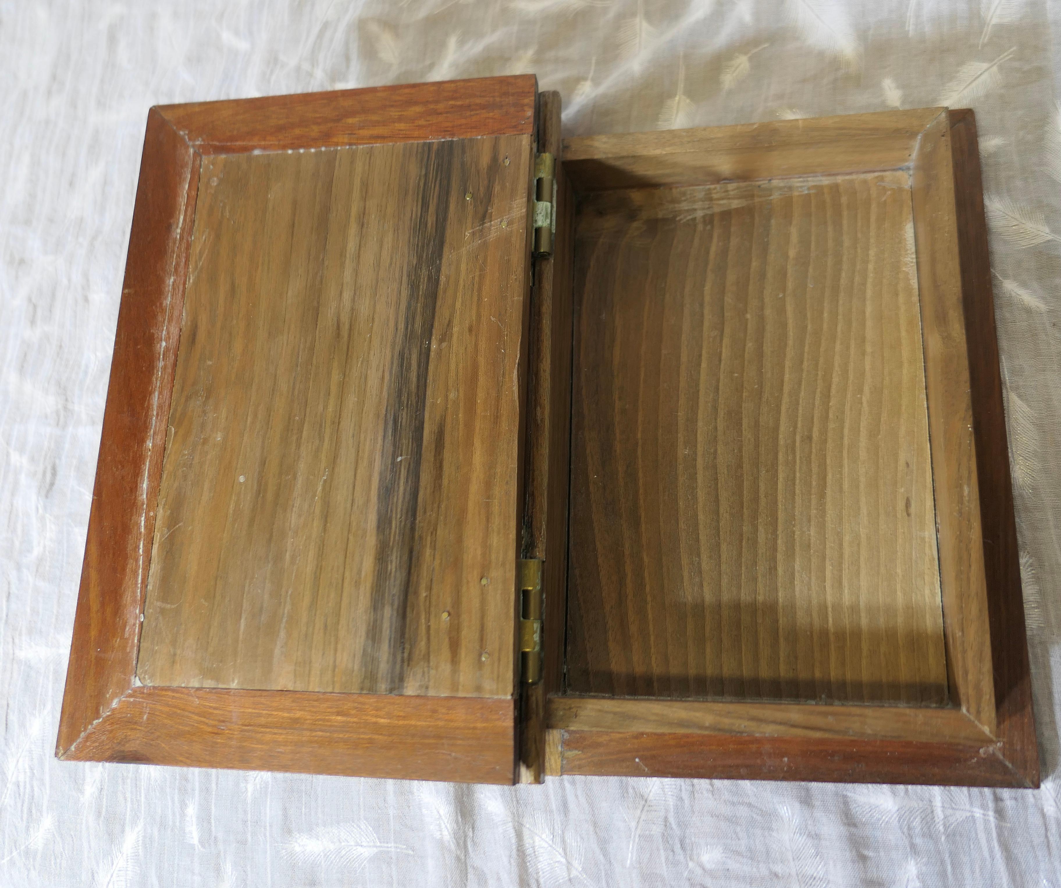 Noyer Un rare livre de coffre-fort secret sculpté Art Nouveau  C'est une pièce très attrayante en vente