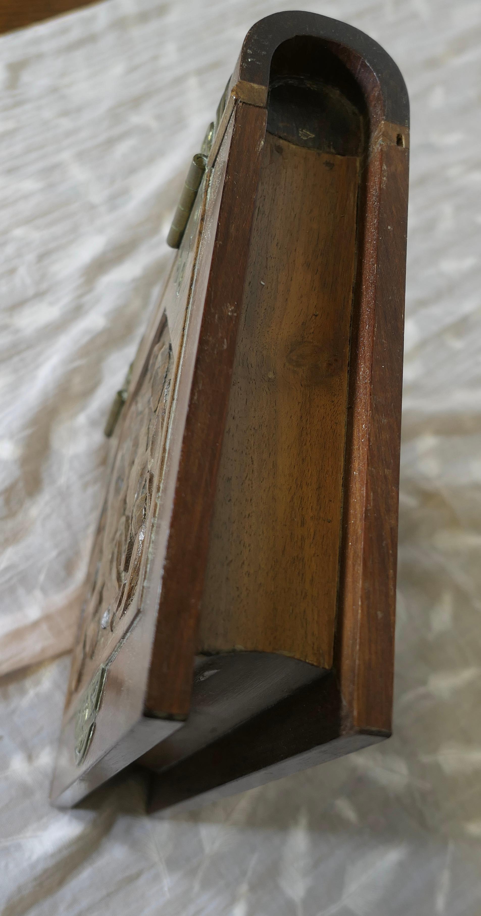 Un rare livre de coffre-fort secret sculpté Art Nouveau  C'est une pièce très attrayante en vente 1