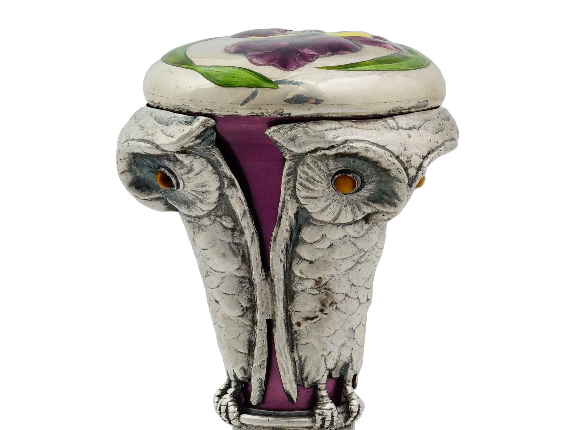 Incantevole e raro sigillo austriaco Art Nouveau in argento e smalto di Georg Adam Scheid.

Rara e incantevole opera d'arte decorativa viennese, questo sigillo austriaco in argento e smalto dell'inizio del XX secolo è un esempio di eleganza Art