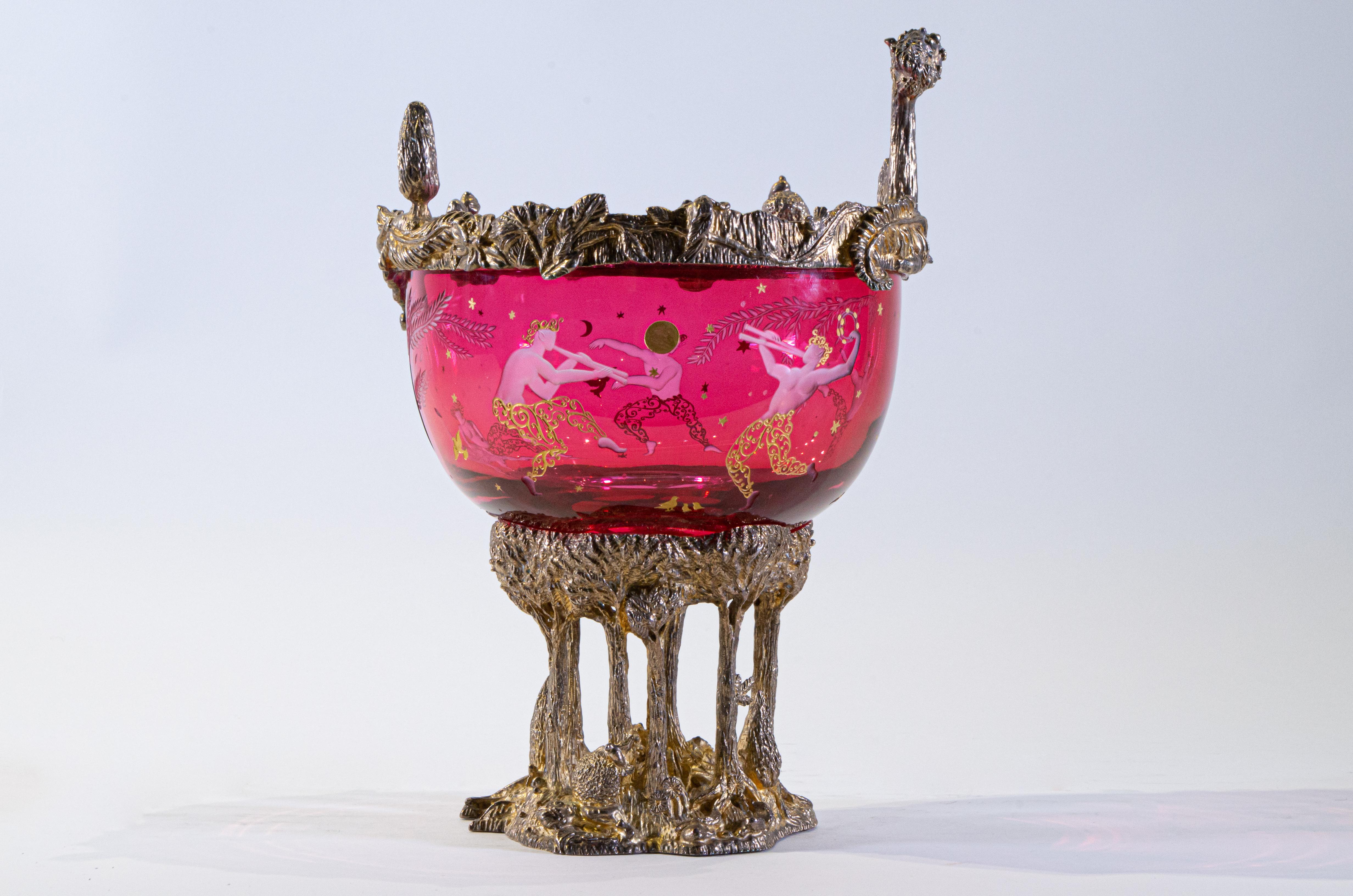 Importante et rare pièce centrale en bronze doré de Baccarat et Jean Boggio ''Masquerade'' à double recouvrement de cristal rouge rubis sur cristal clair. Coupe en cristal clair à double recouvrement rouge rubis ou canneberge avec motif 