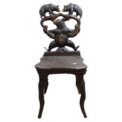 Una rara silla musical suiza "Black Forest" de oso bellamente tallada