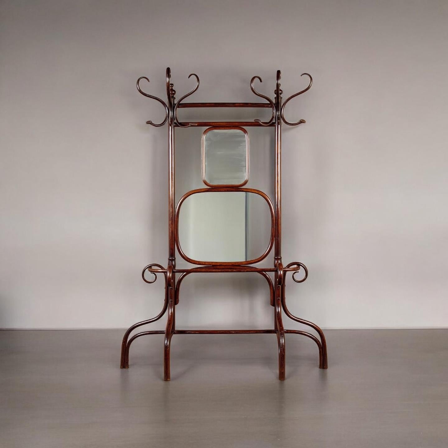 Un raro e sorprendente leggio in legno di Bentwood di Fischel, CIRCA 1900

La sezione superiore, caratterizzata da terminali torniti, include sei grandi ganci a forma di S che offrono un ampio spazio per cappelli, cappotti e sciarpe. In basso, lo