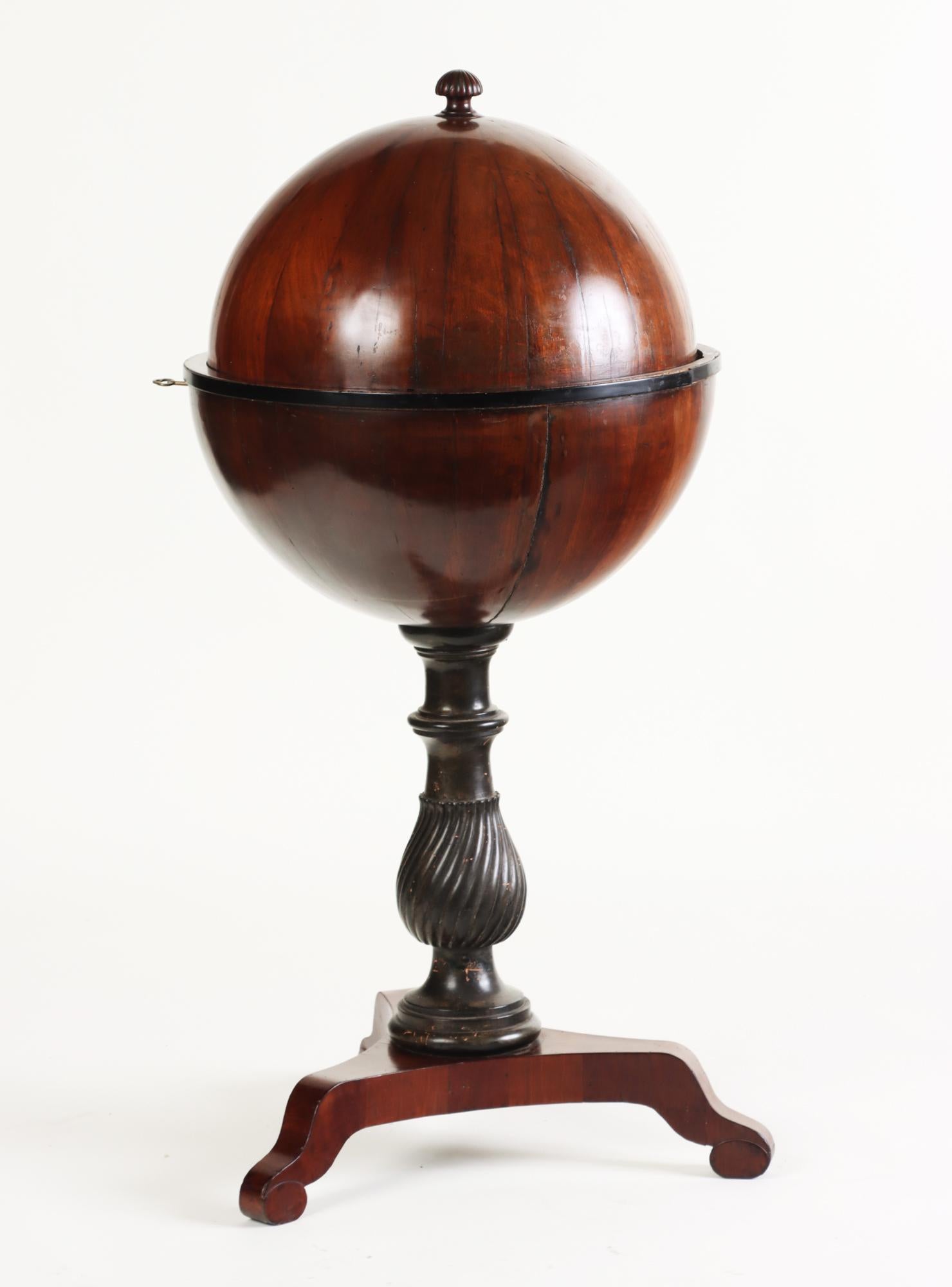 Autrichien Rare table globe Biedermeier en acajou/Globustisch sur base tripode, 19ème siècle en vente