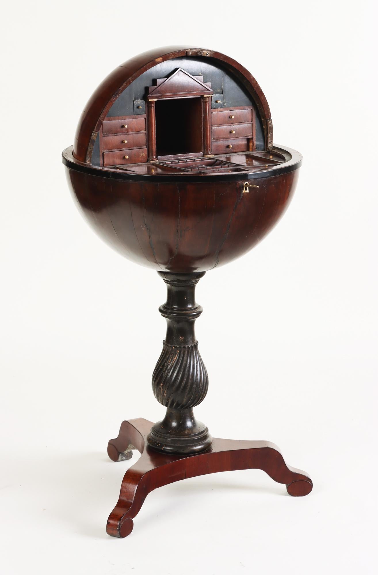 Rare table globe Biedermeier en acajou/Globustisch sur base tripode, 19ème siècle Bon état - En vente à Philadelphia, PA