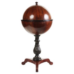 Seltener Biedermeier-Mahagoni-Kugeltisch/Globustisch auf Dreibein-Sockel, 19. Jahrhundert