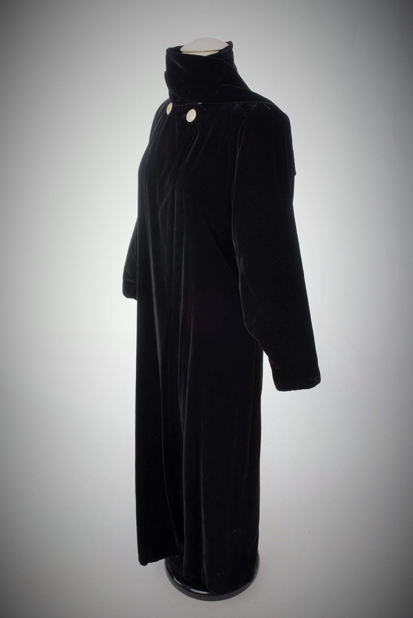 A Rare Black Silk Velvet Evening Coat by Lucien Lelong Circa 1937 For Sale 3