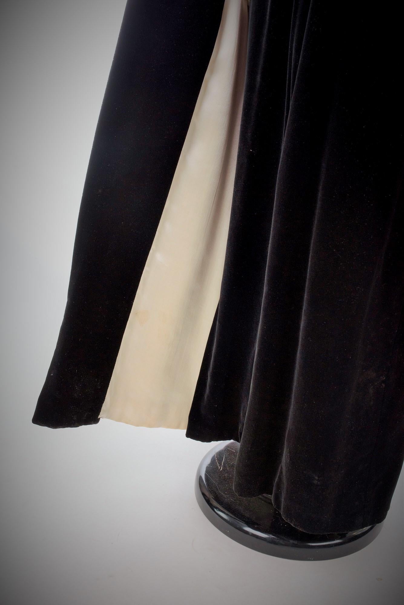 A Rare Black Silk Velvet Evening Coat by Lucien Lelong Circa 1937 For Sale 4