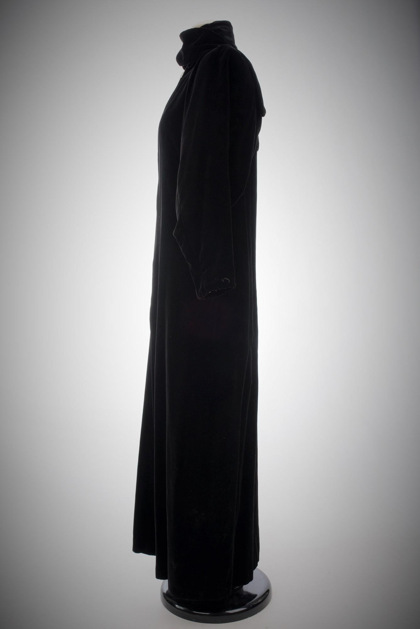A Rare Black Silk Velvet Evening Coat by Lucien Lelong Circa 1937 For Sale 5